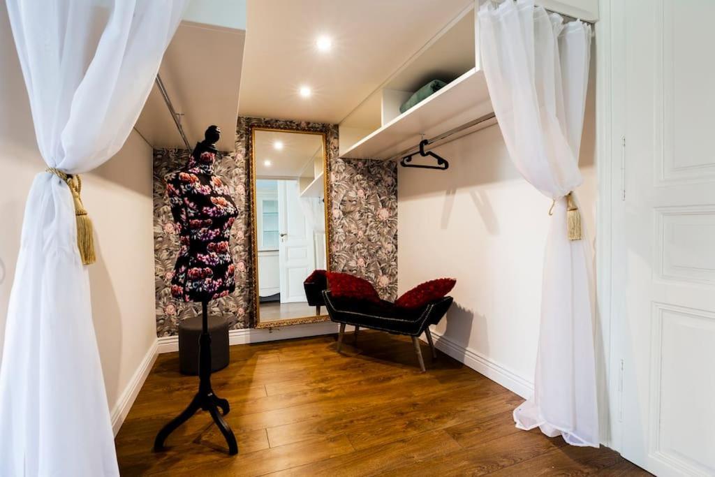In A Luxury Designer Period In Old Town By Presidential Palace Homestay Bratislava