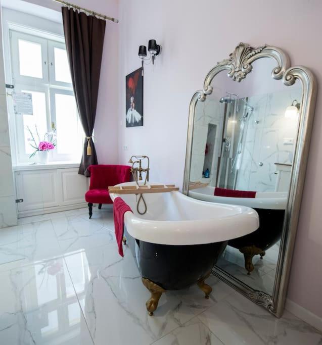 In A Luxury Designer Period In Old Town By Presidential Palace Homestay