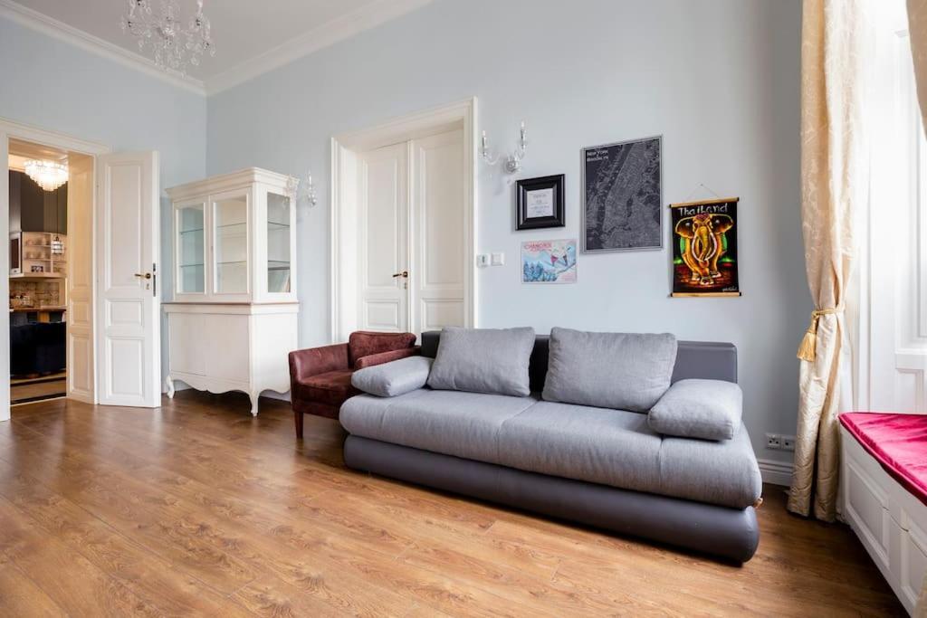 Luxury Designer Period In Old Town By The Presidential Palace Bratislava