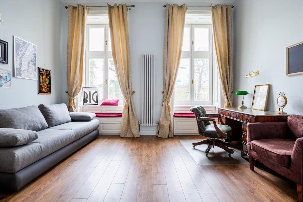 Luxury Designer Period In Old Town By The Presidential Palace Apartment Bratislava