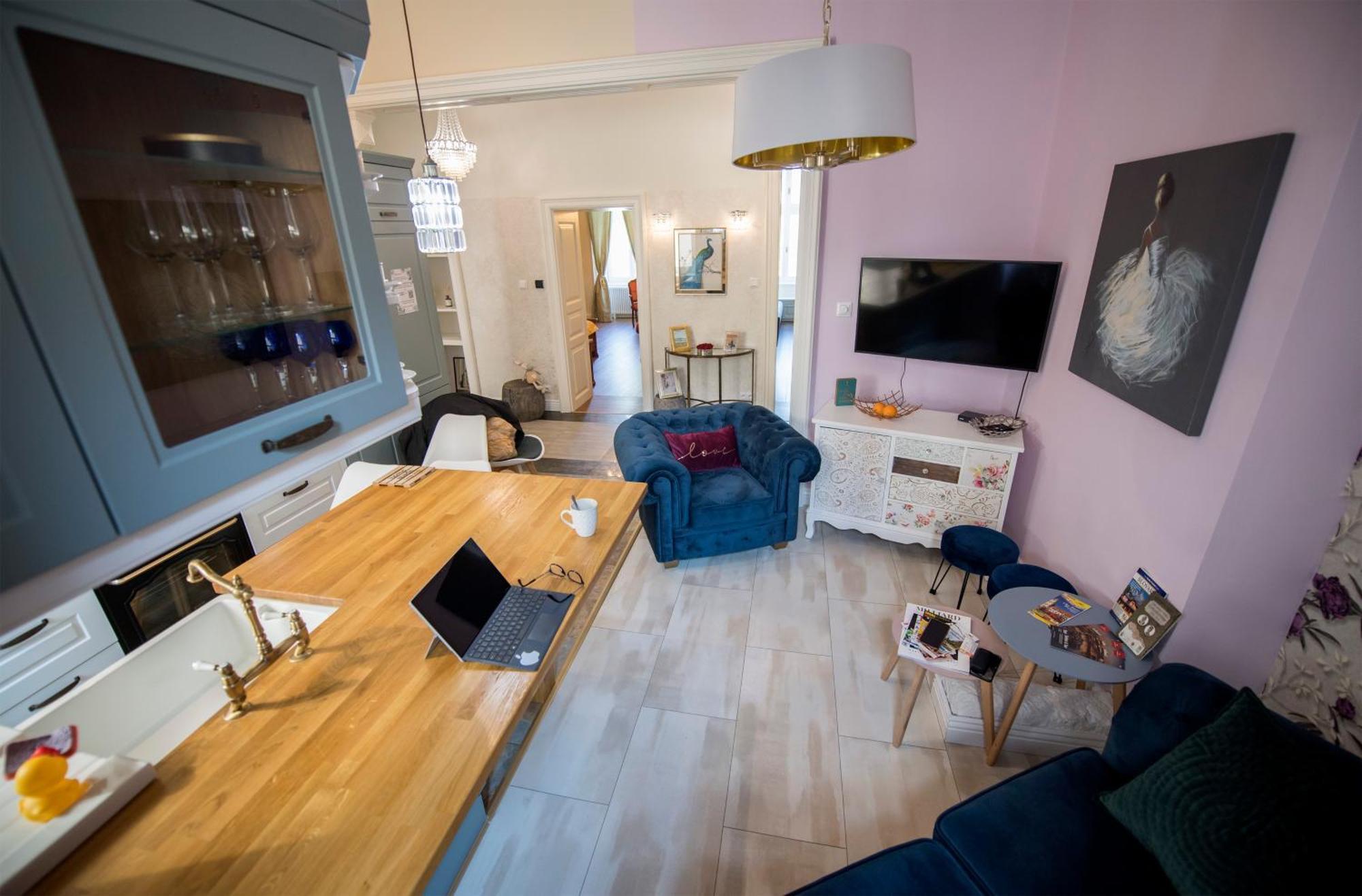 Luxury Designer Period In Old Town By The Presidential Palace Apartment *