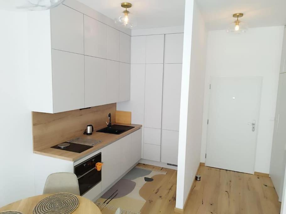 In The Centre - Free Garage Parking Apartment *