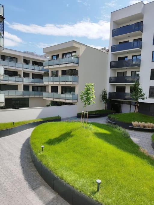 In The Centre - Free Garage Parking Apartment *