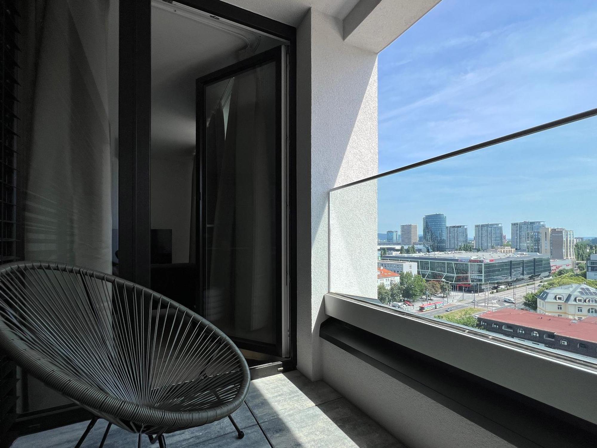 Skyline Flat Near City Center By Richies