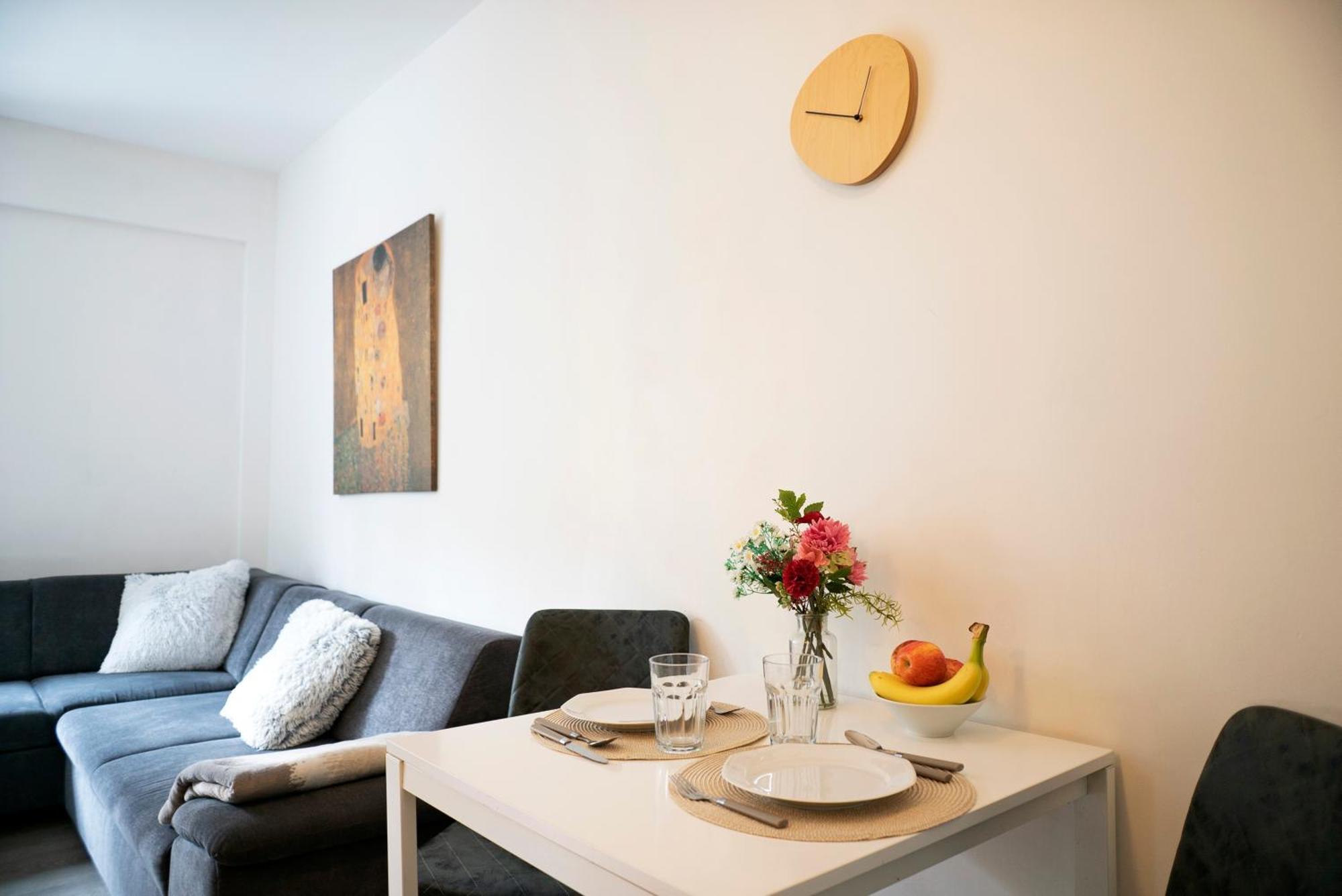 Cozy 2-room Apt, Parking Nearby Apartment