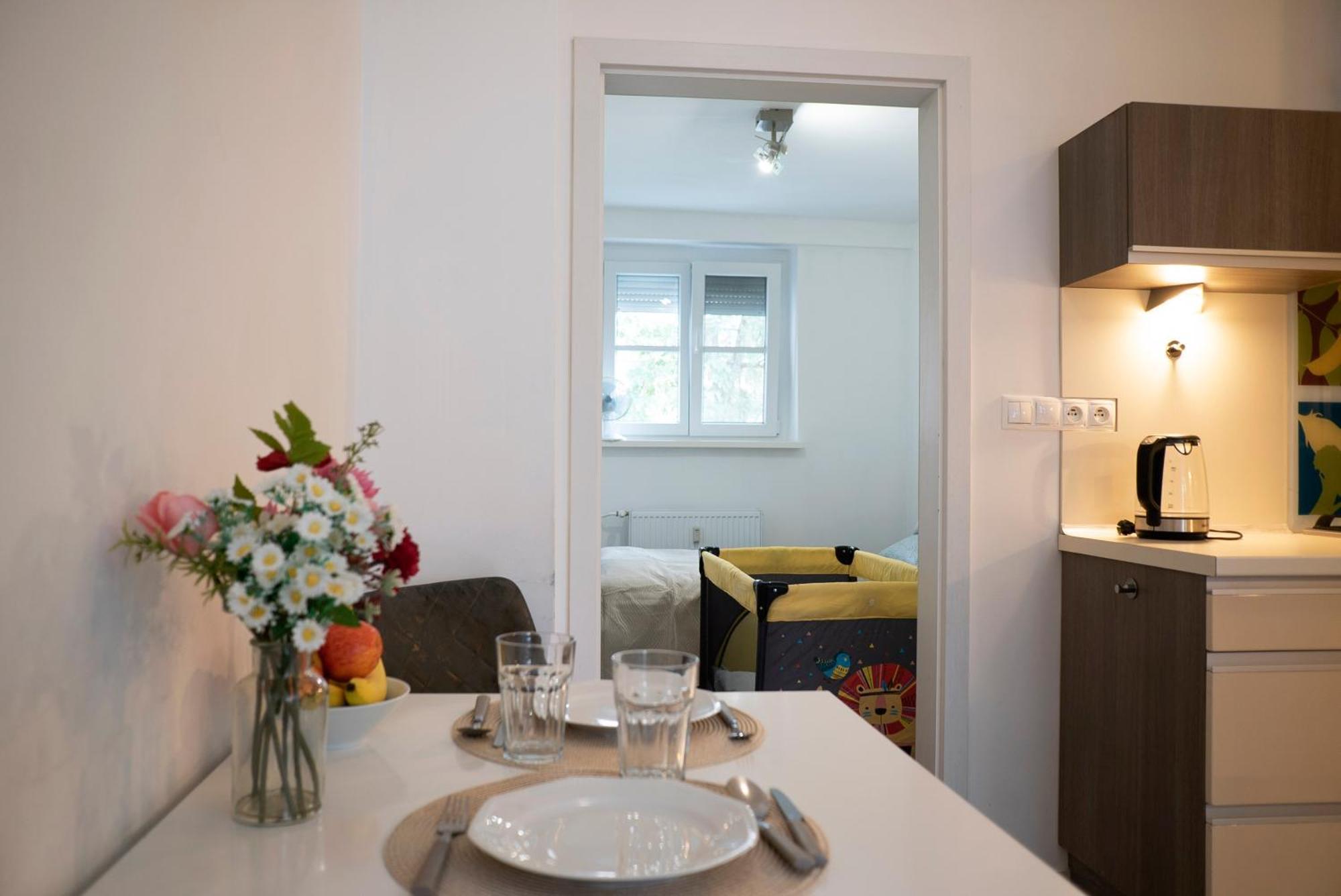 Cozy 2-room Apt, Parking Nearby Apartment *