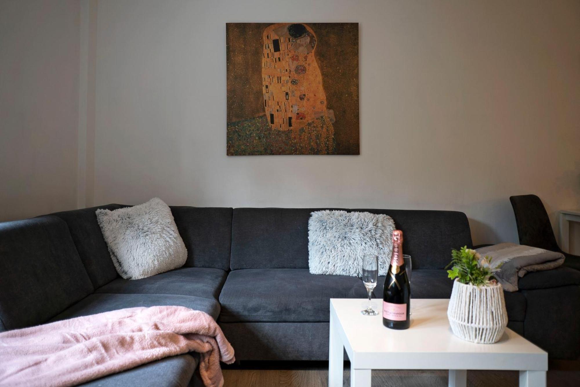 Apartment Cozy 2-room Apt, Parking Nearby Bratislava