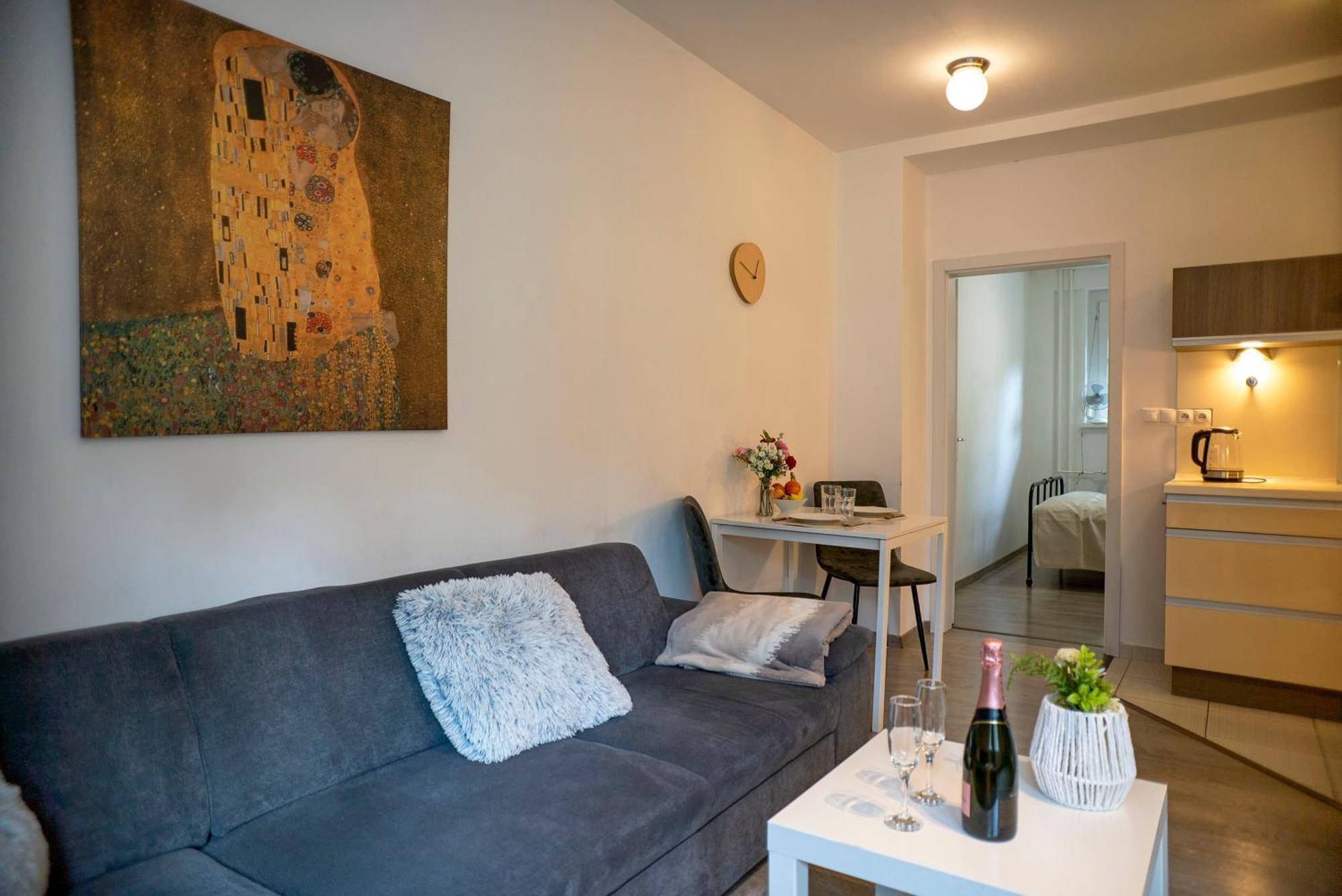 Cozy 2-room Apt, Parking Nearby *