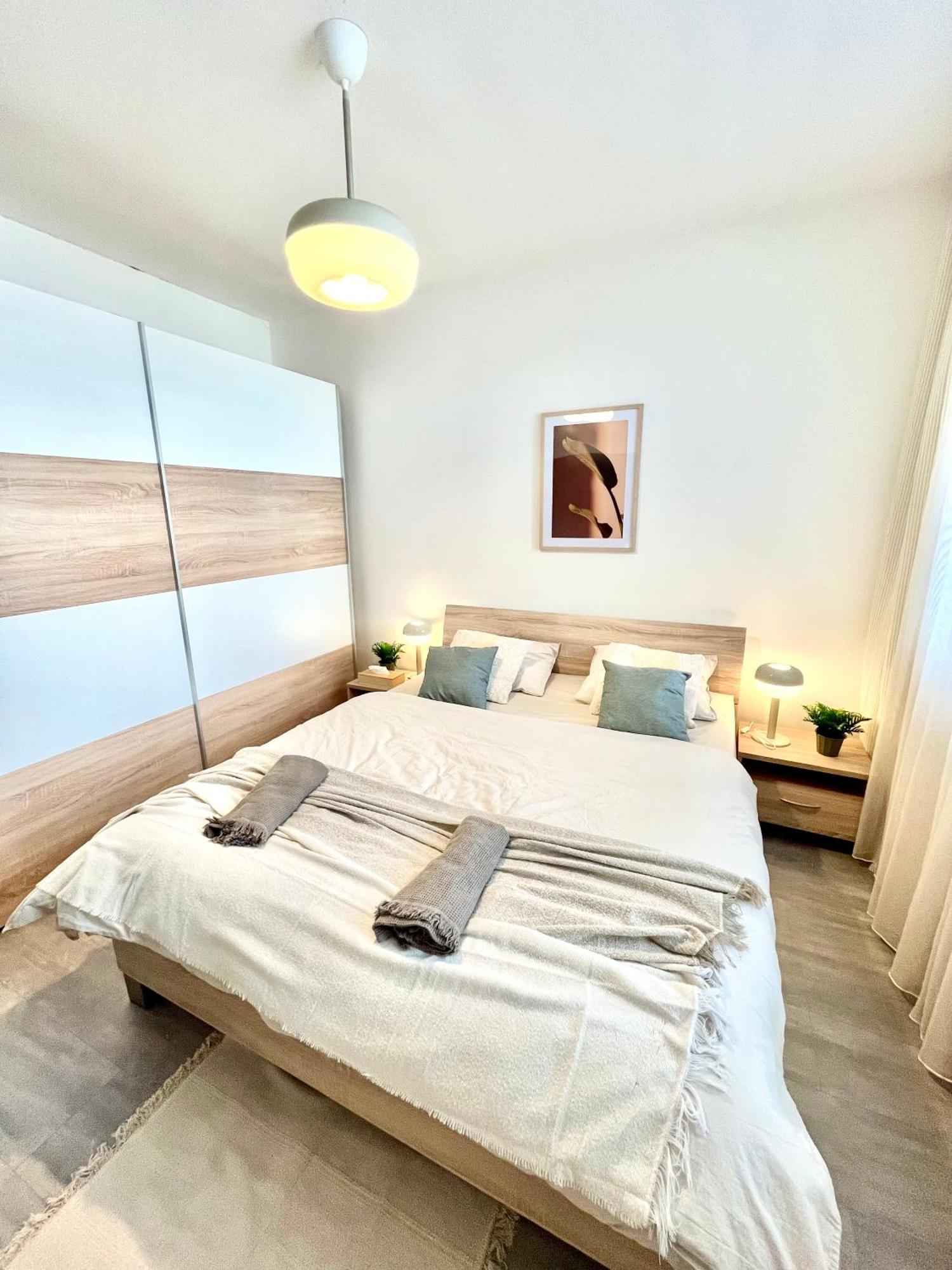The Elite Downtown 2- Bedroom Ac & Garage Parking Apartment