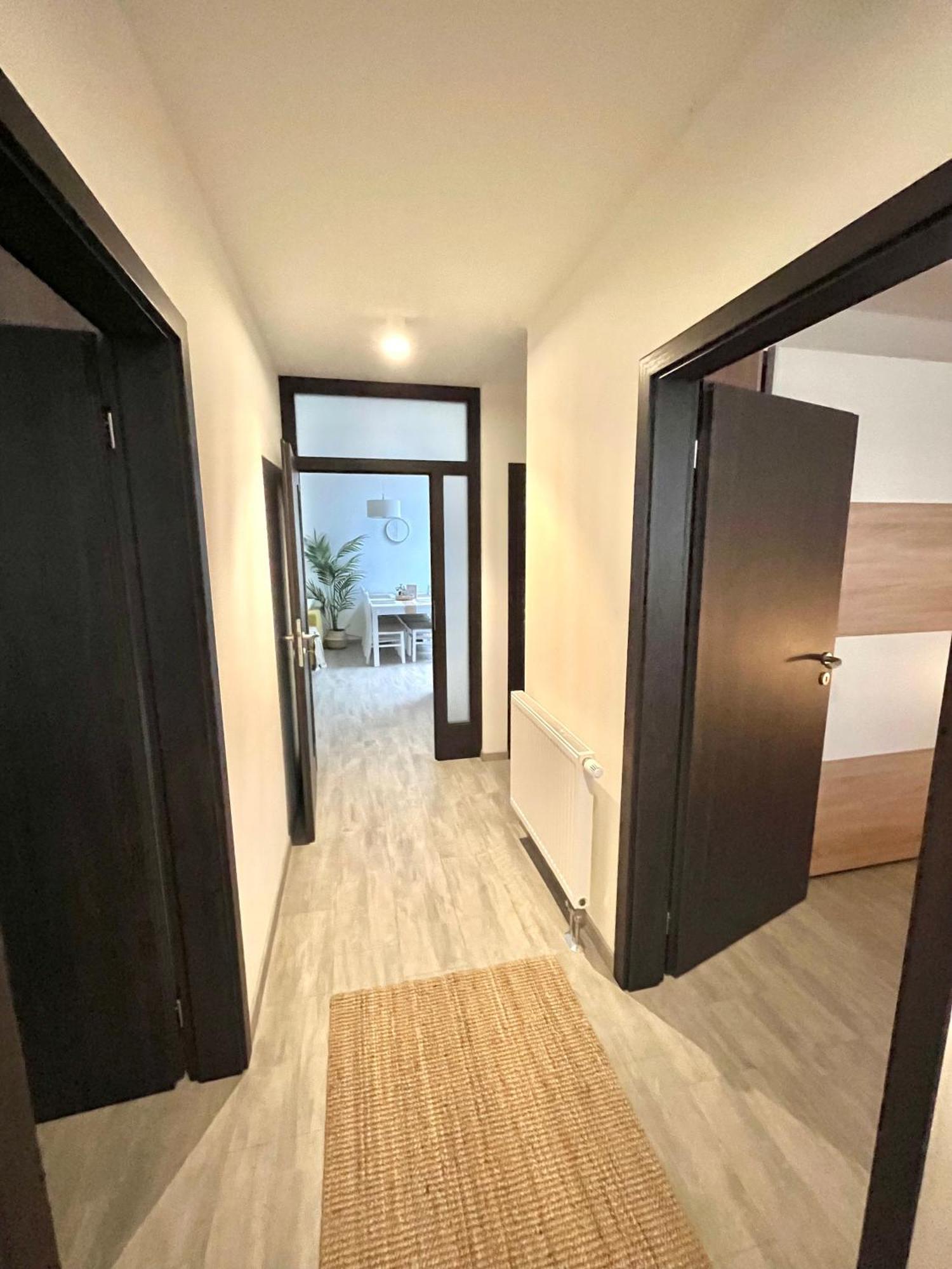 Apartment The Elite Downtown 2- Bedroom Ac & Garage Parking
