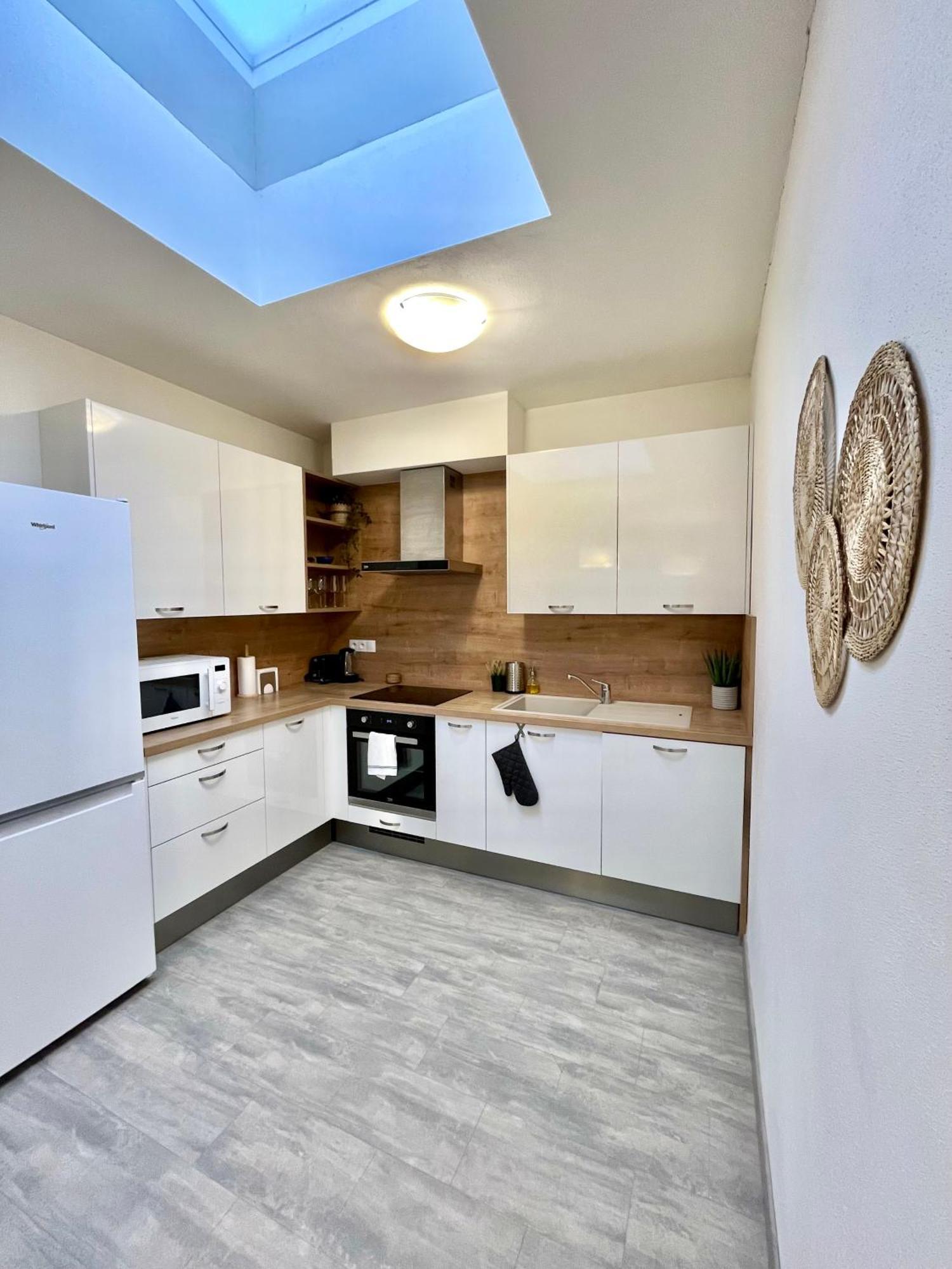 The Elite Downtown 2- Bedroom Ac & Garage Parking * Bratislava