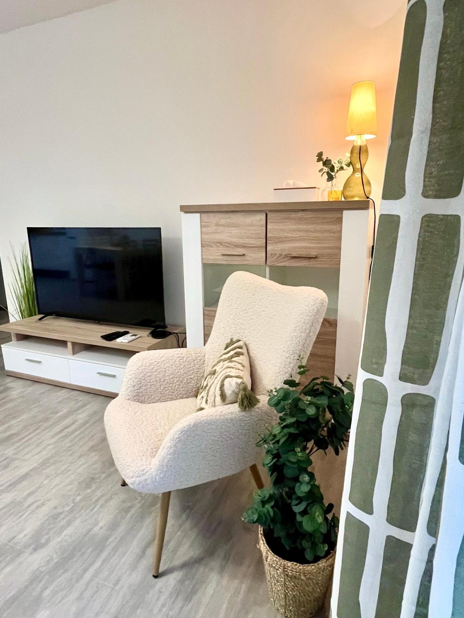 The Elite Downtown 2- Bedroom Ac & Garage Parking Apartment *