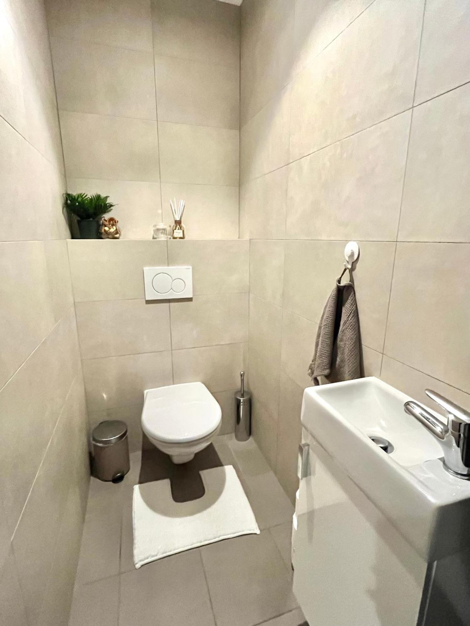 The Elite Downtown 2- Bedroom Ac & Garage Parking * Bratislava
