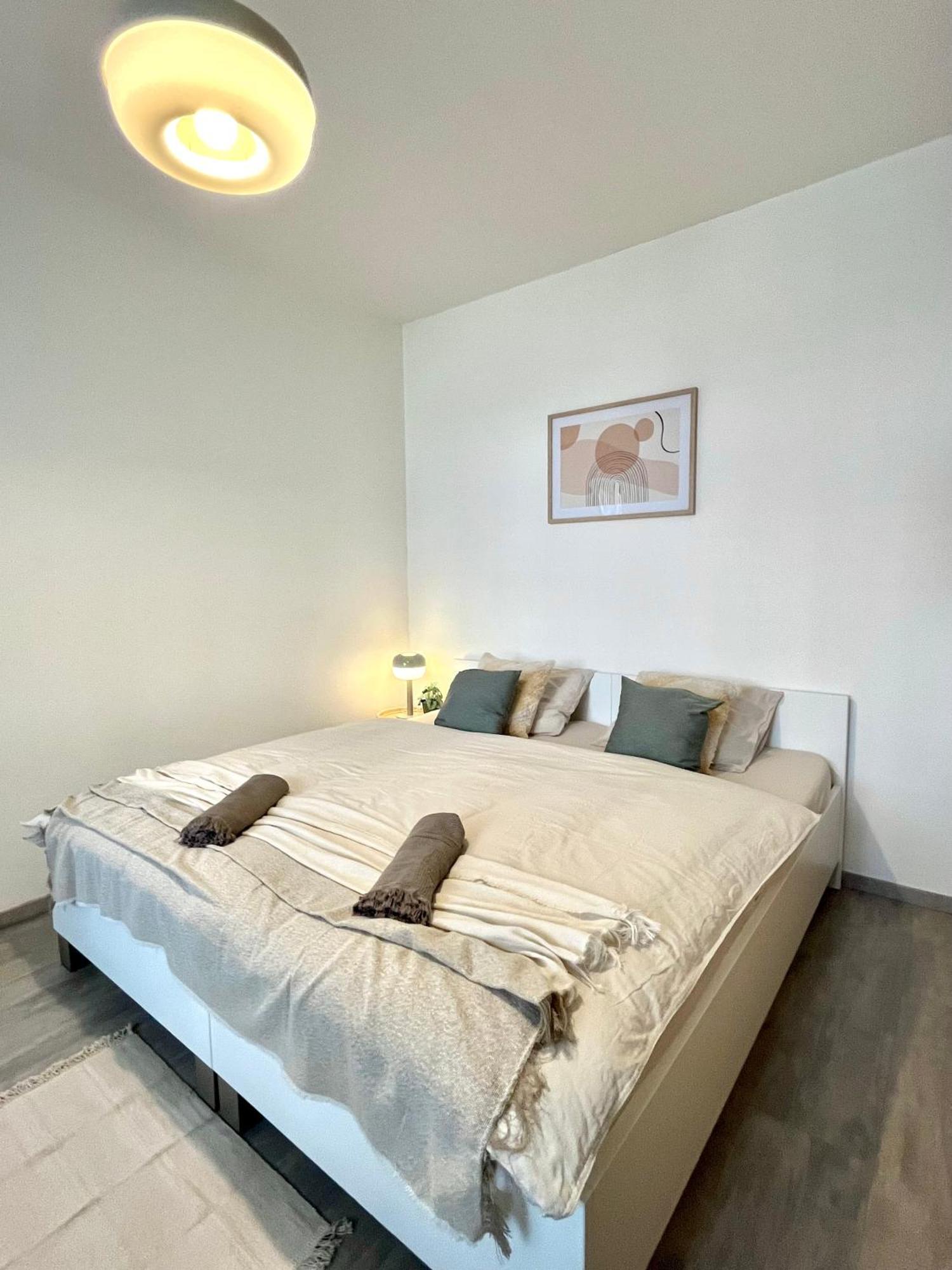 The Elite Downtown 2- Bedroom Ac & Garage Parking Apartment *