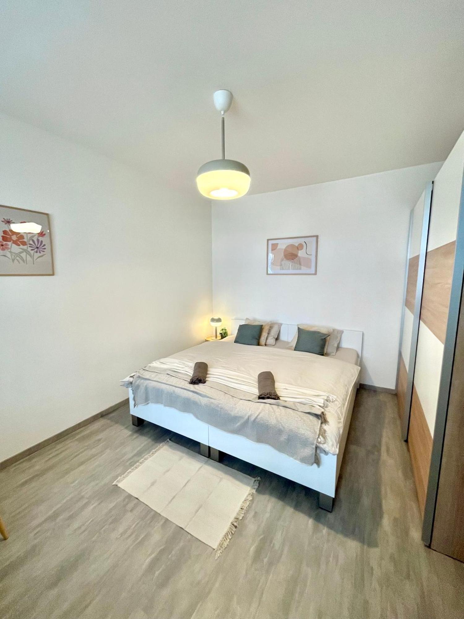 The Elite Downtown 2- Bedroom Ac & Garage Parking Apartment Bratislava