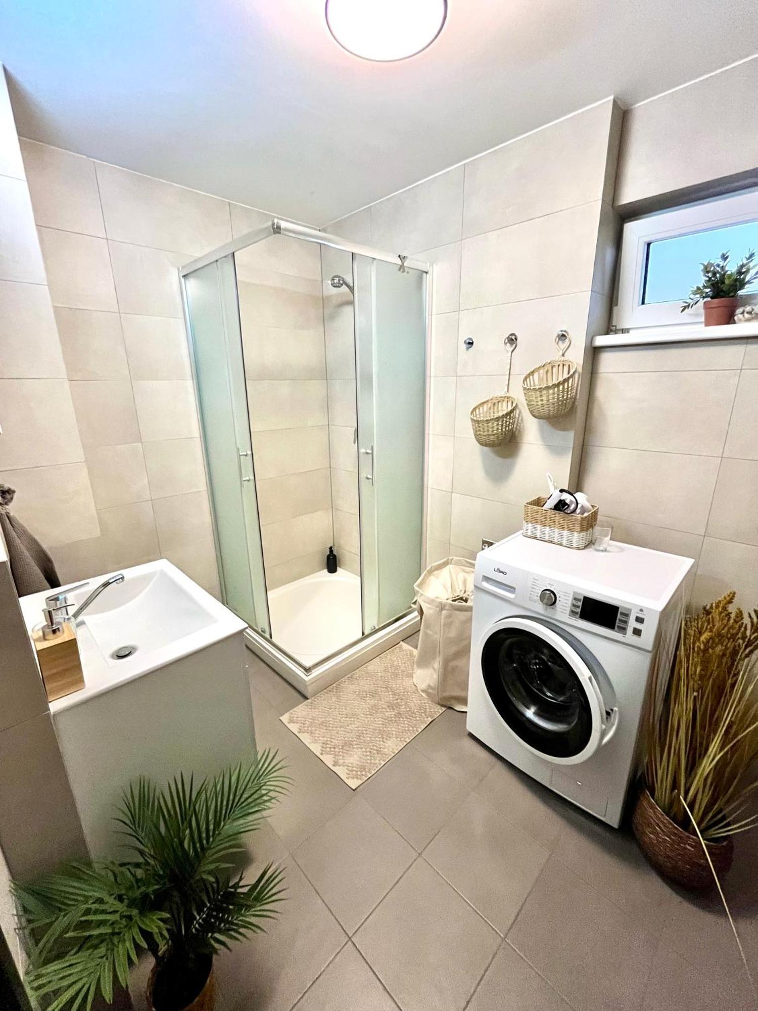 The Elite Downtown 2- Bedroom Ac & Garage Parking Apartment