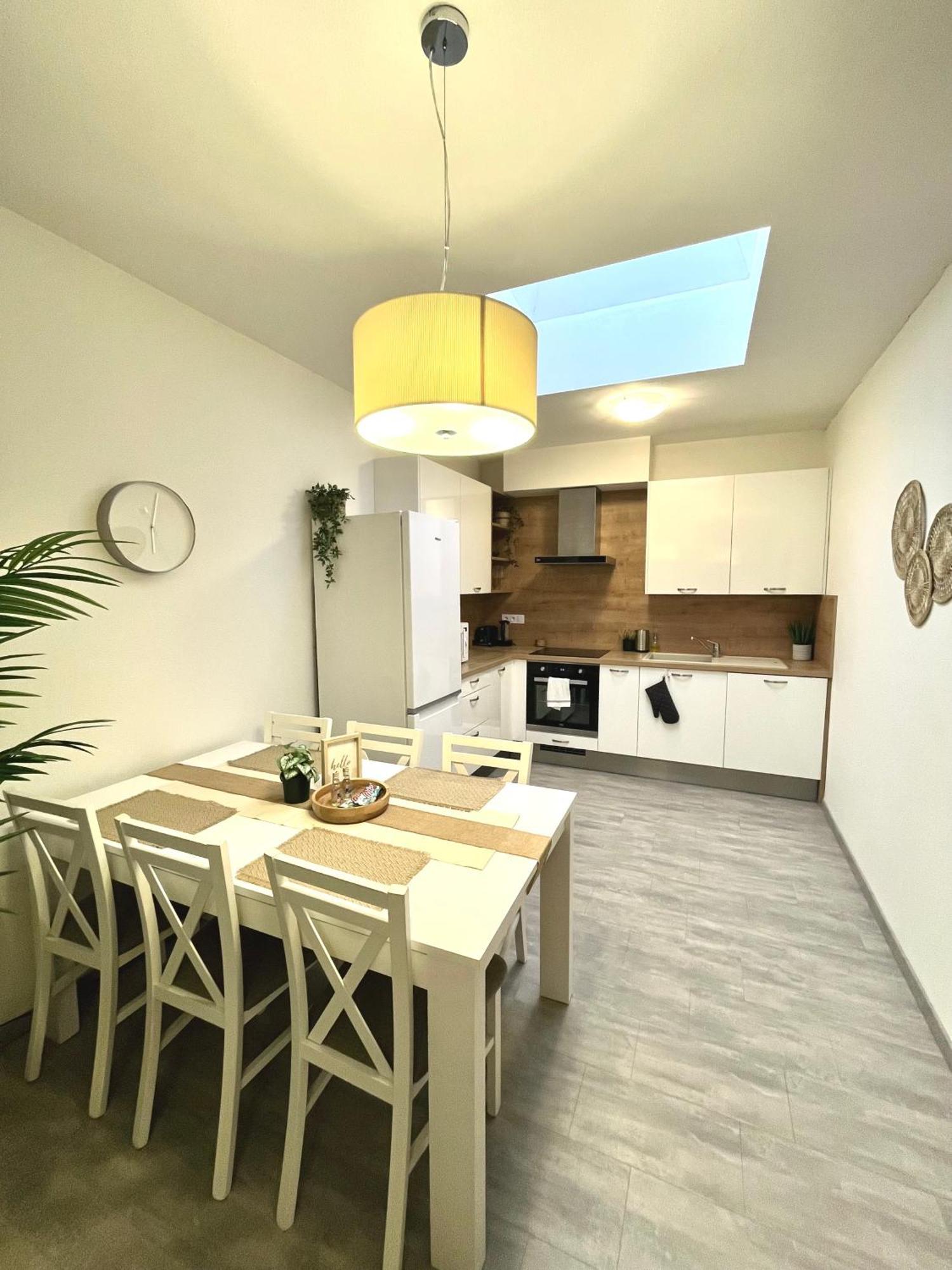 The Elite Downtown 2- Bedroom Ac & Garage Parking Apartment Bratislava