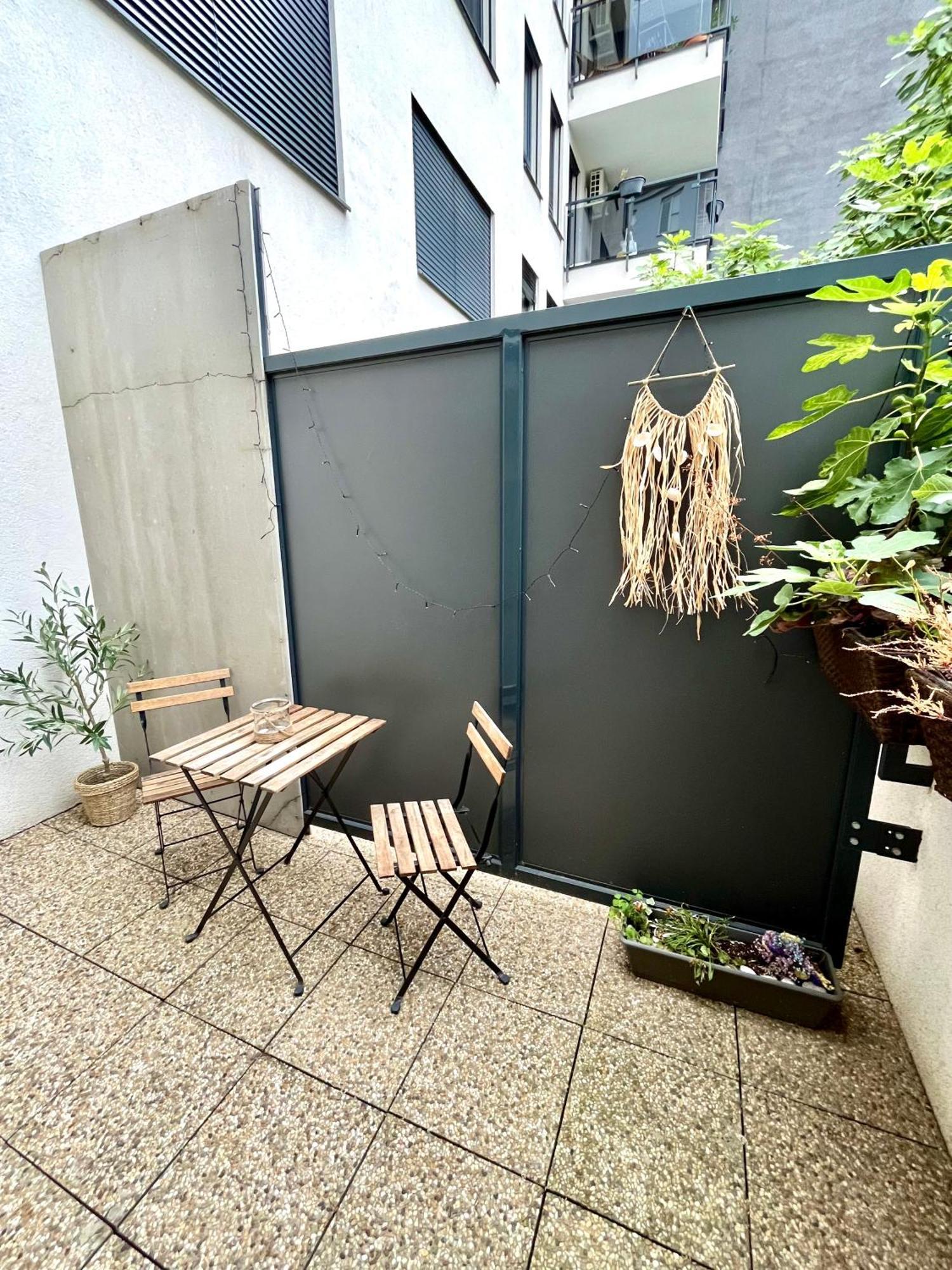 The Elite Downtown 2- Bedroom Ac & Garage Parking Apartment