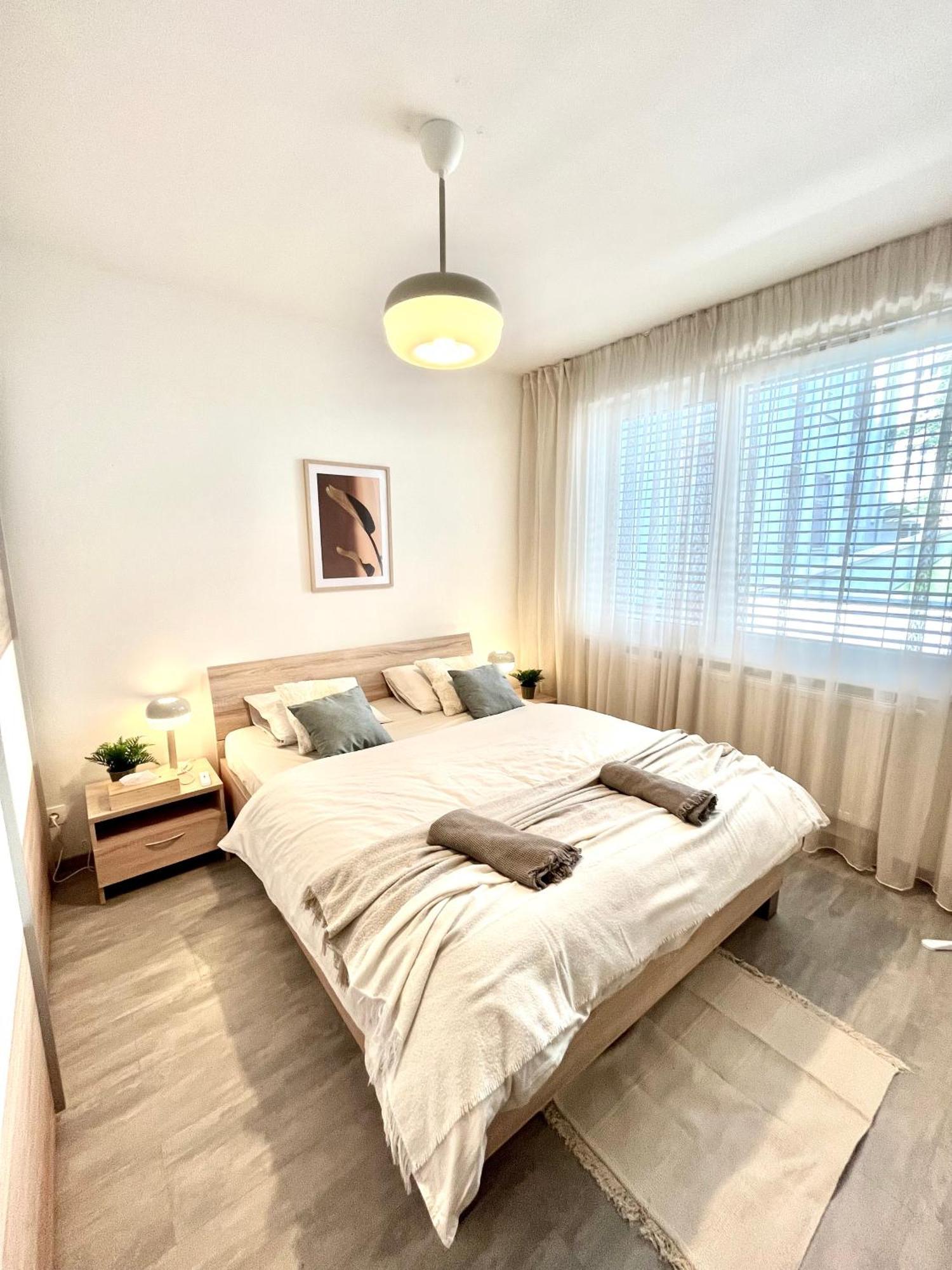 Apartment The Elite Downtown 2- Bedroom Ac & Garage Parking *