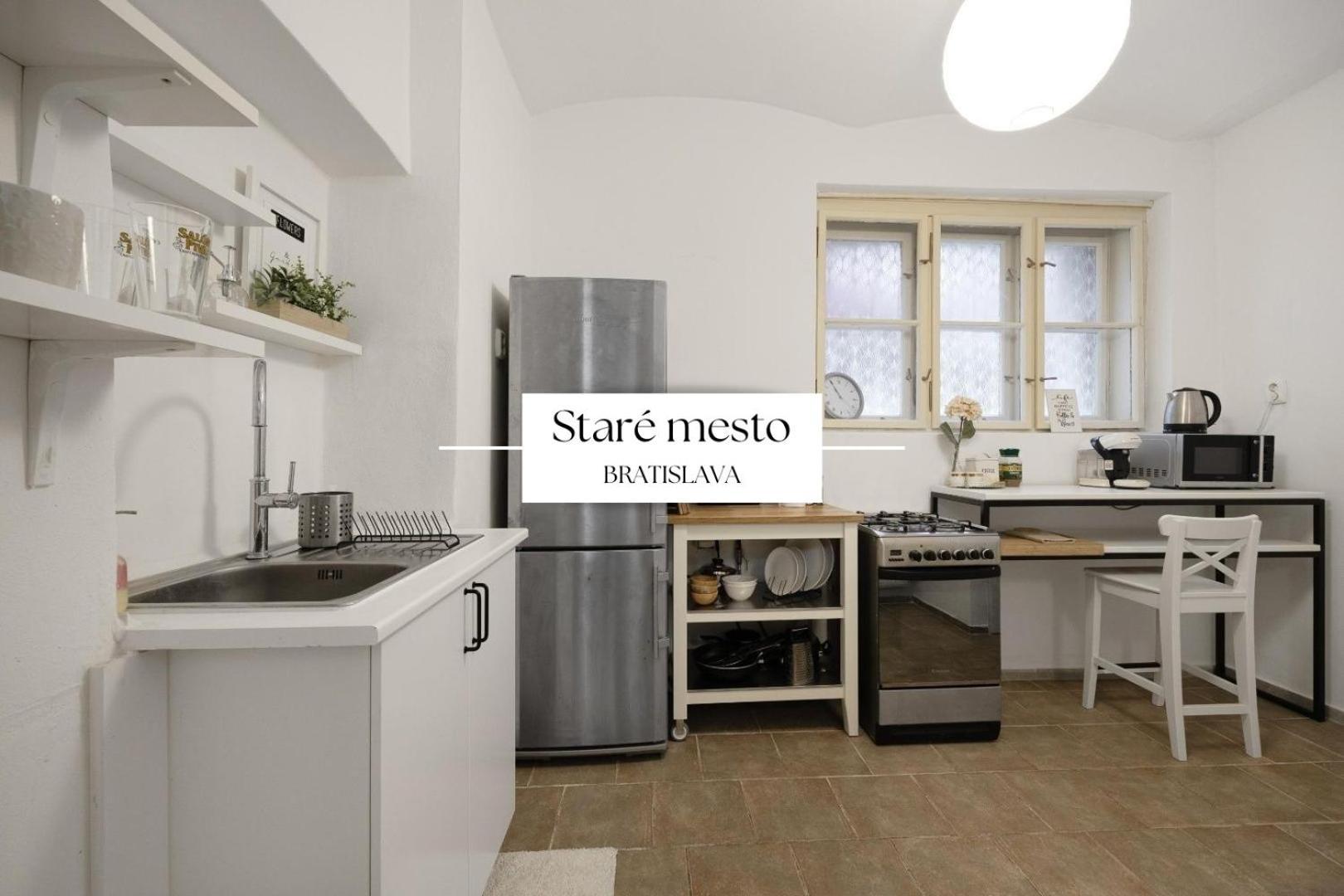 Apartment Stylish Historical + Backyard *