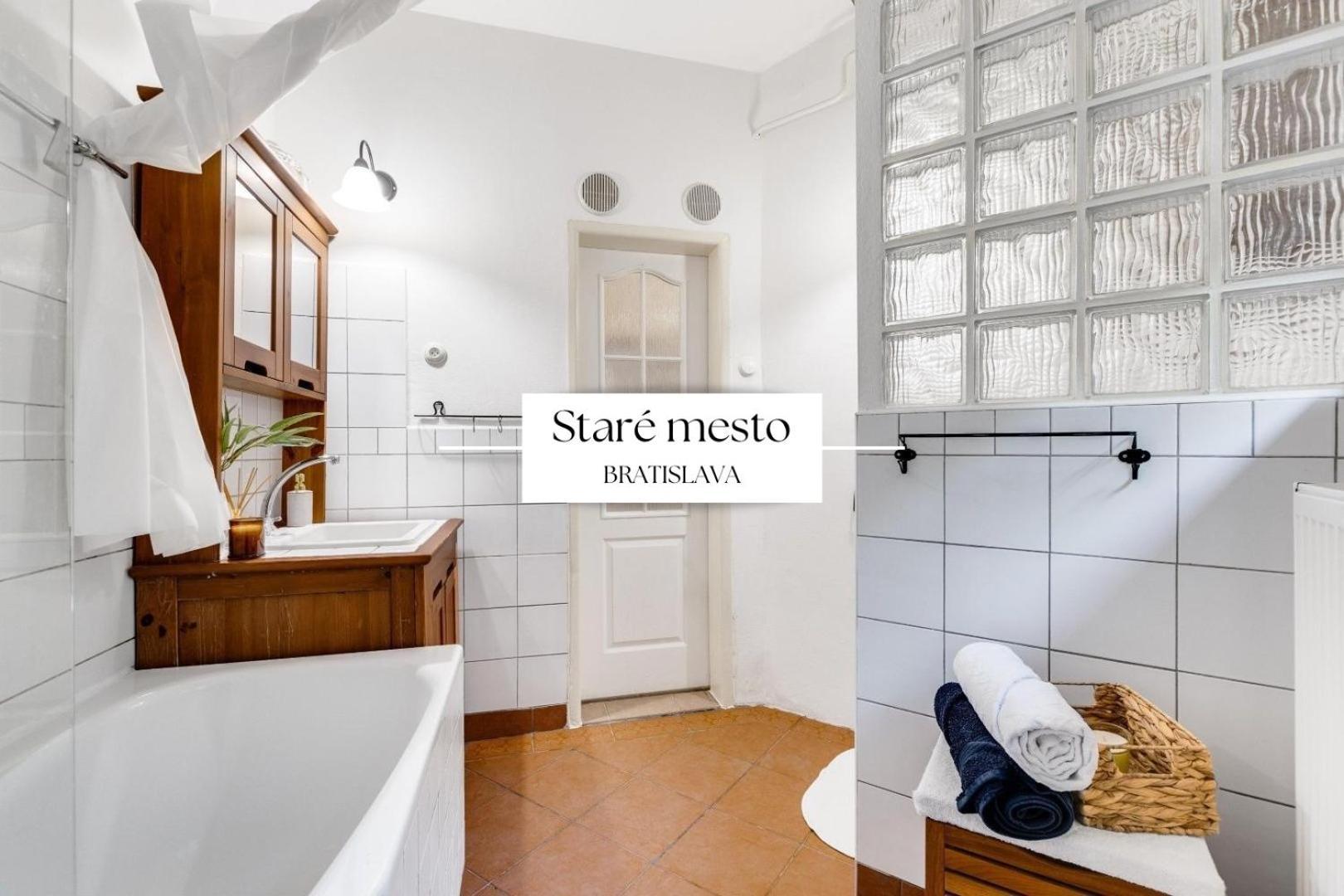 Stylish Historical + Backyard Apartment Bratislava