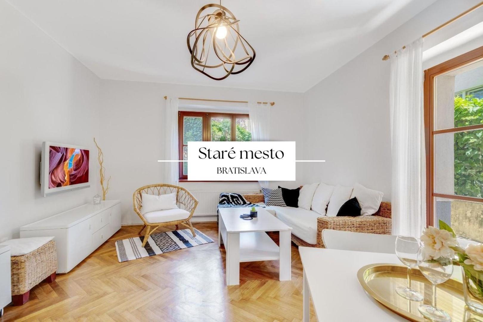 Stylish Historical + Backyard Apartment