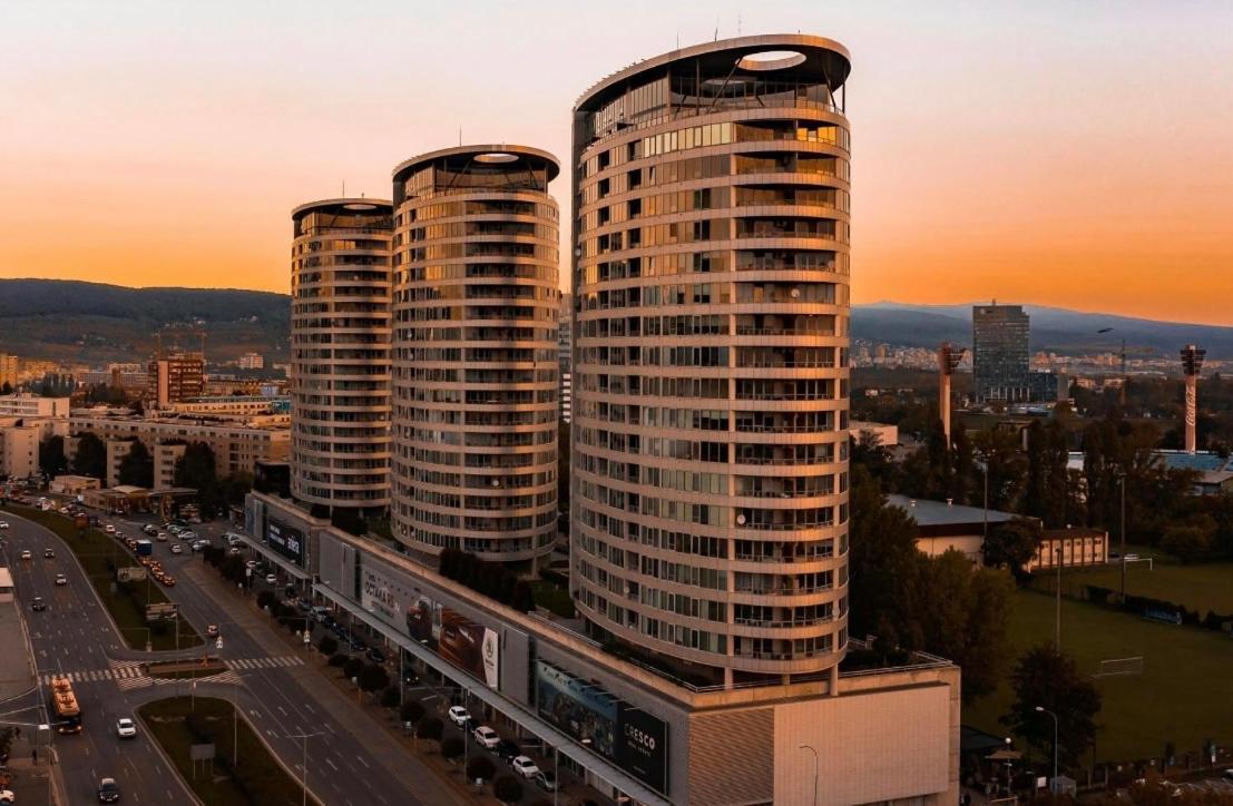Three Towers With Beautiful View And Parking! Căn hộ