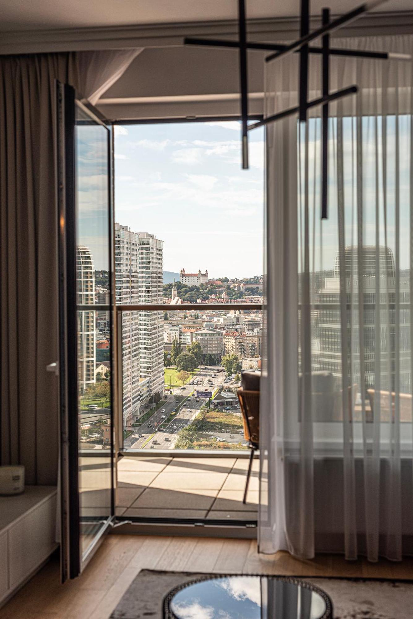 Klingerka Apartment, 25th Floor With Free Parking And View Of Castle And Danube Bratislava