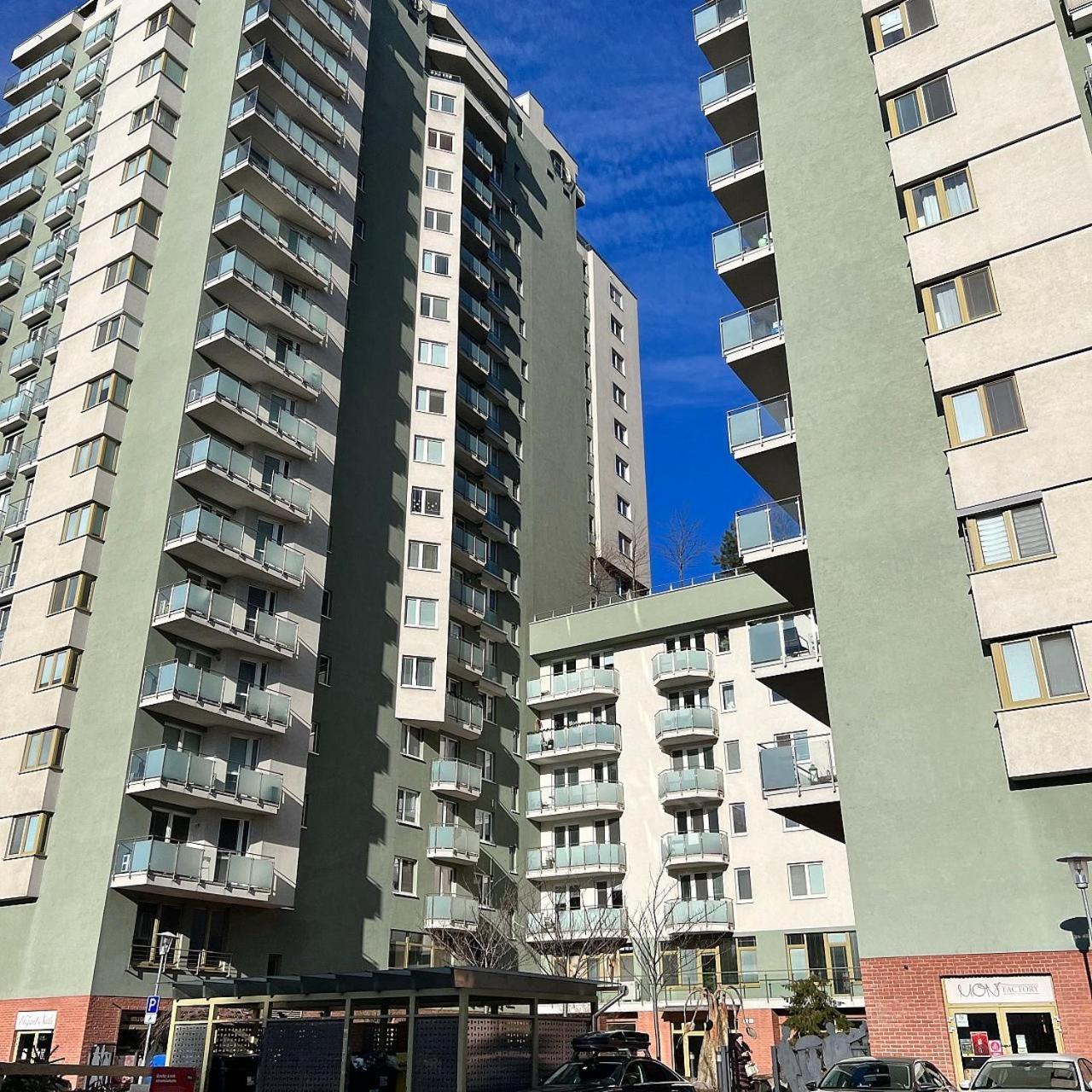 Cozy, Beautiful View, Parking, 1 Stop By Train To Old Town *