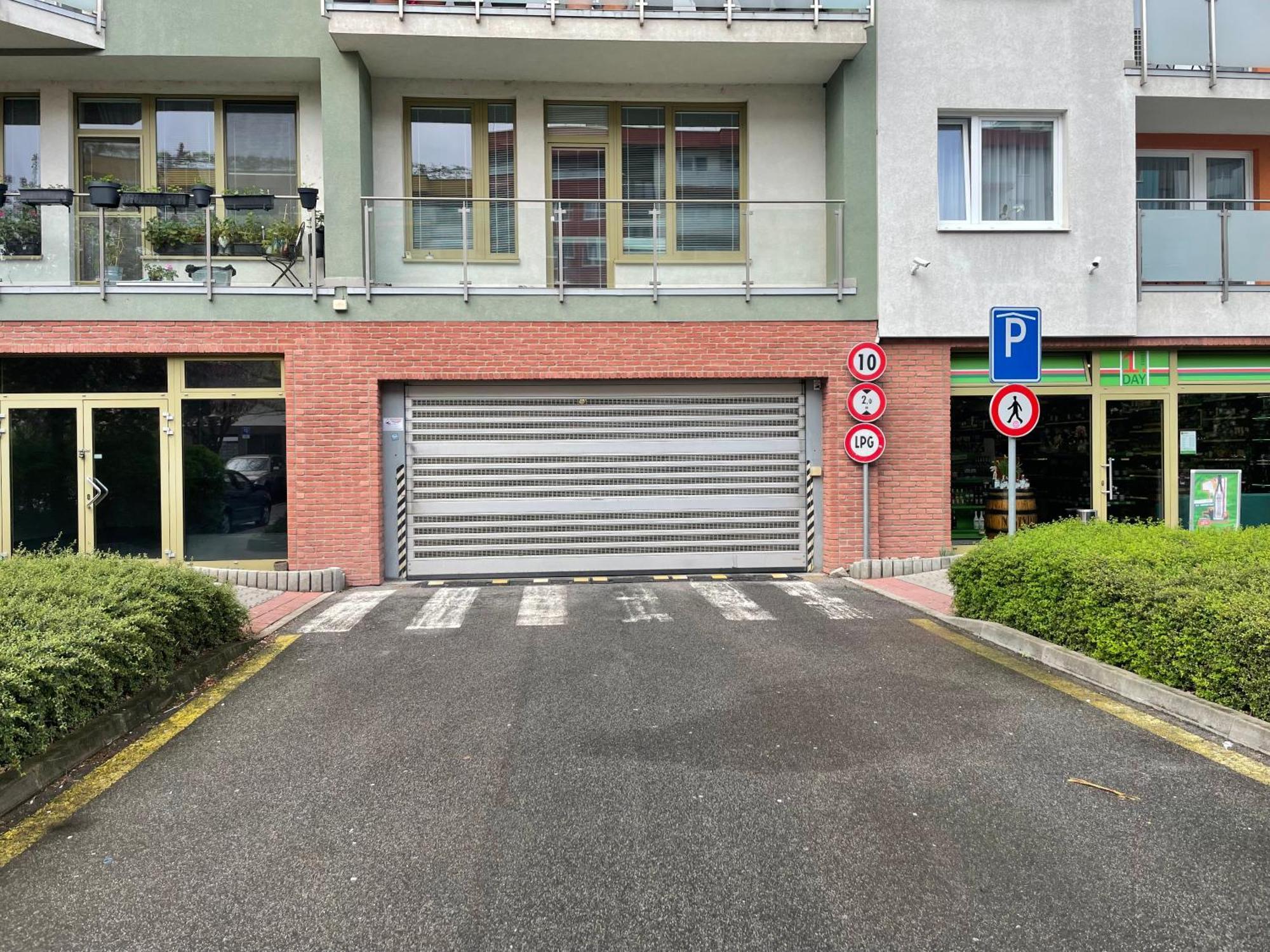 Cozy, Beautiful View, Parking, 1 Stop By Train To Old Town * Bratislava