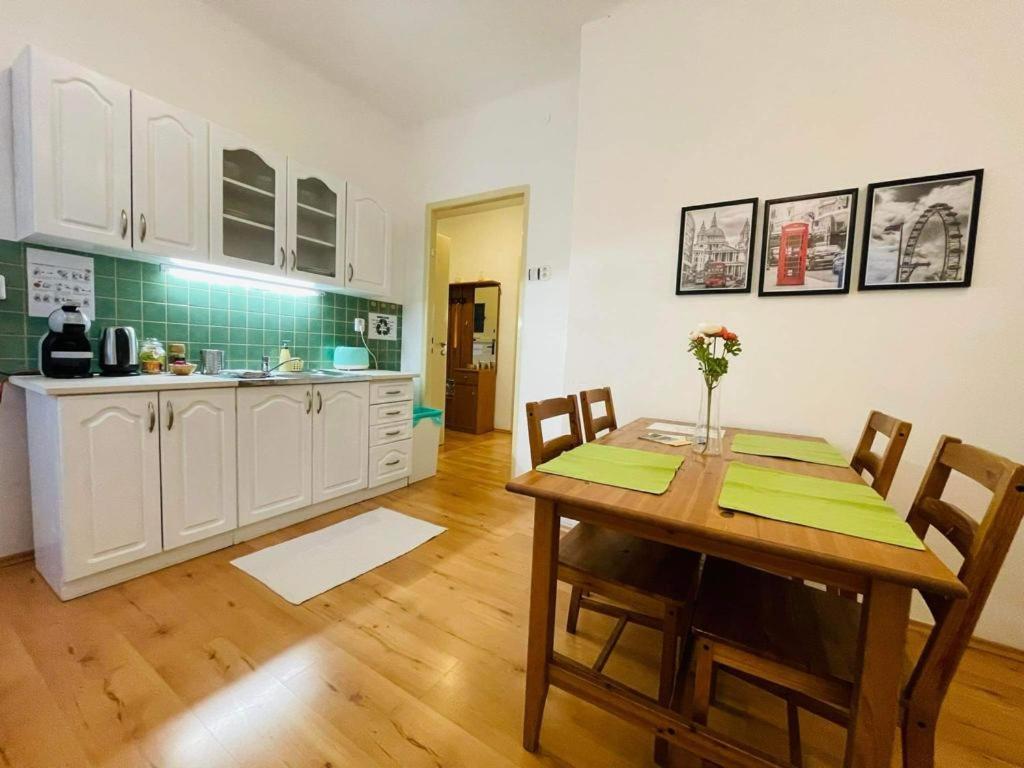 Apartment Lovely 2bdr In Center, Wifi & Self-check In