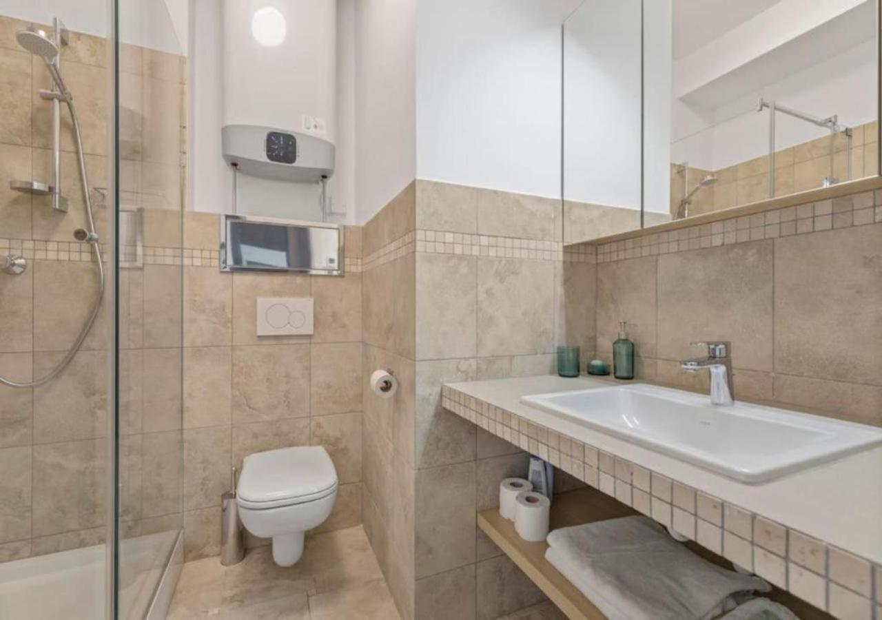 Modern Near Train Station With Balcony #7 Appartamento
