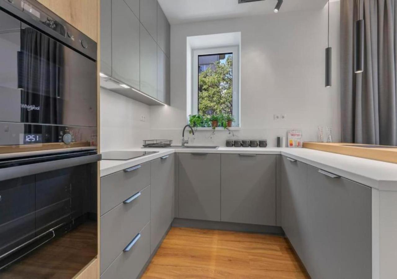 Modern Near Train Station With Balcony #7 Appartamento *