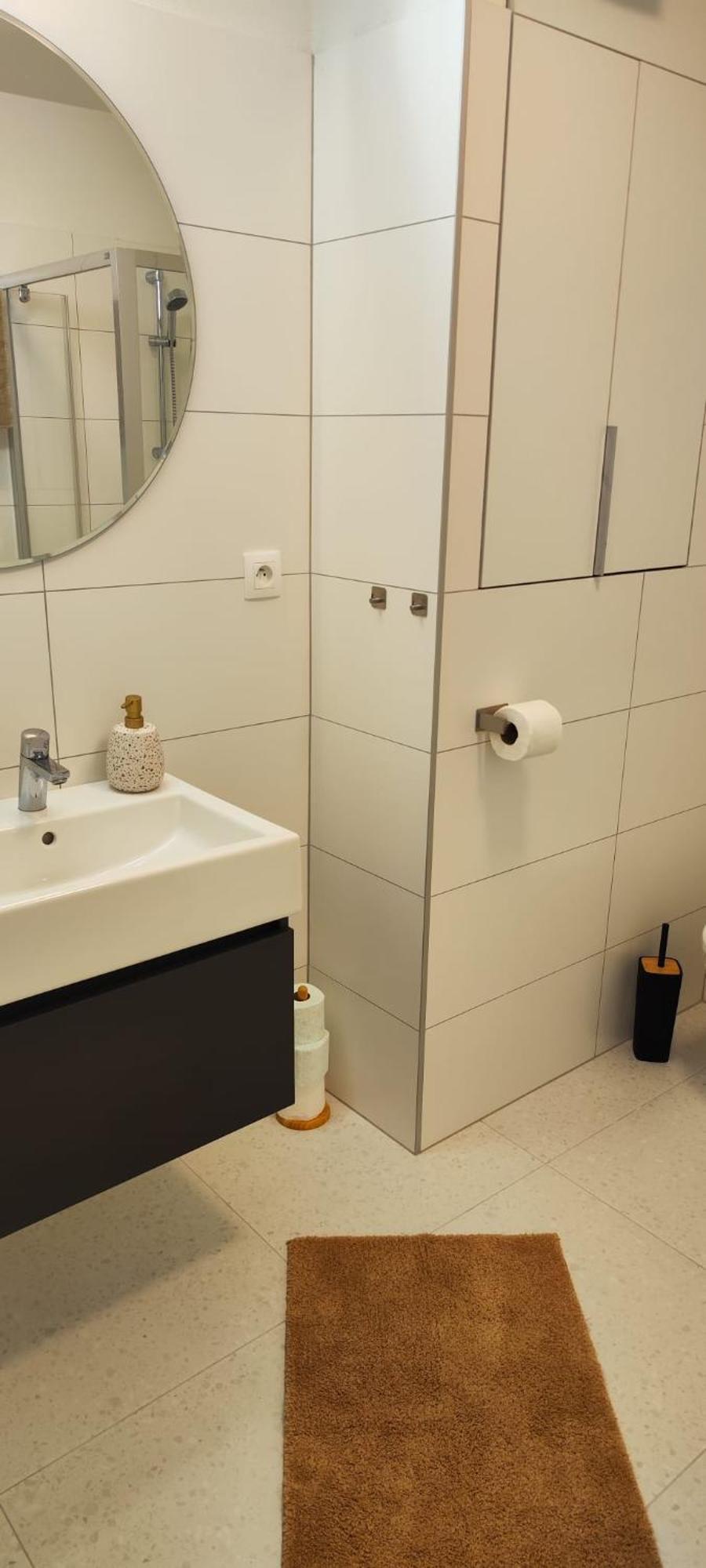 New With Free Garage Parking Near The Airport Apartmán