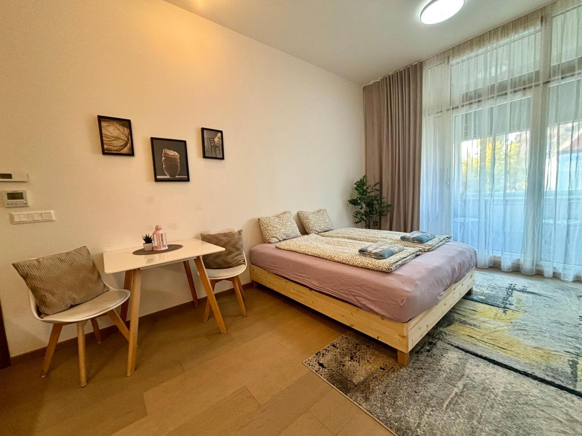 New, Beautiful With Parking In Location! Appartamento *