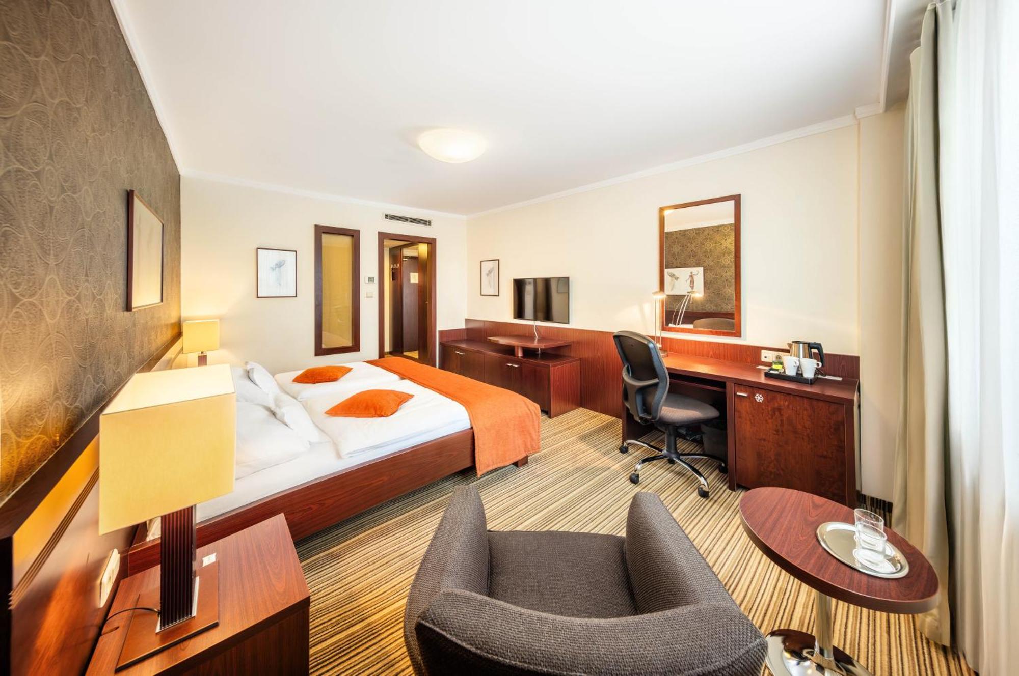 Apollo Hotel 4*