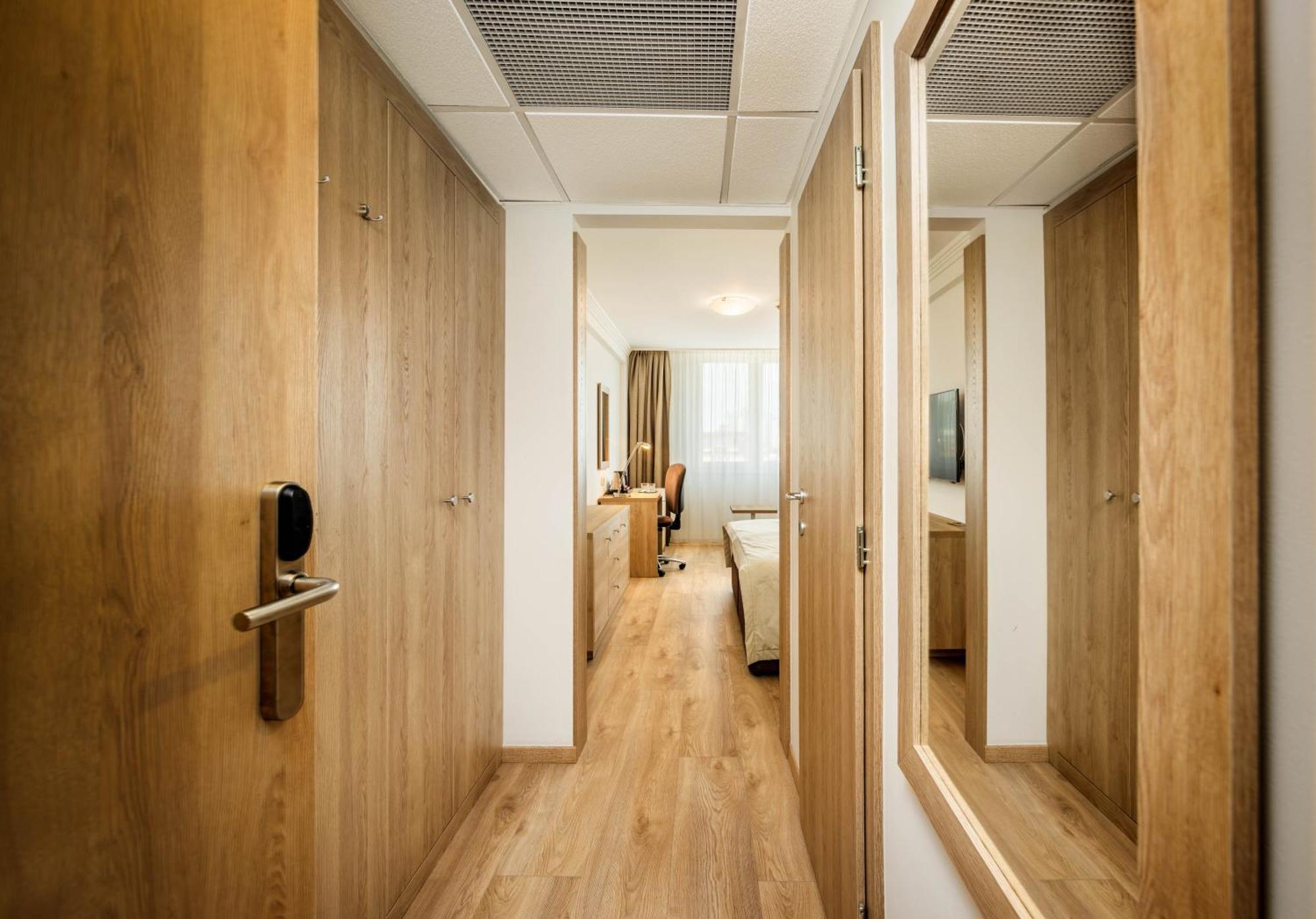 Apollo Hotel 4*