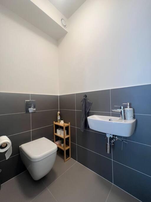 3br Stadium Getaway - Parking Apartment