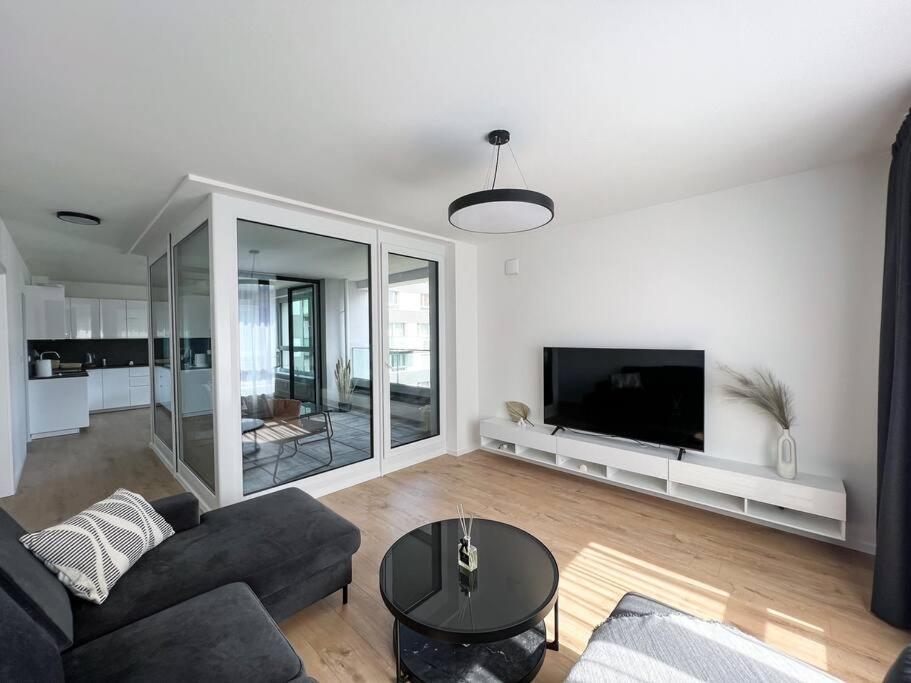 3br Stadium Getaway - Parking Apartment *