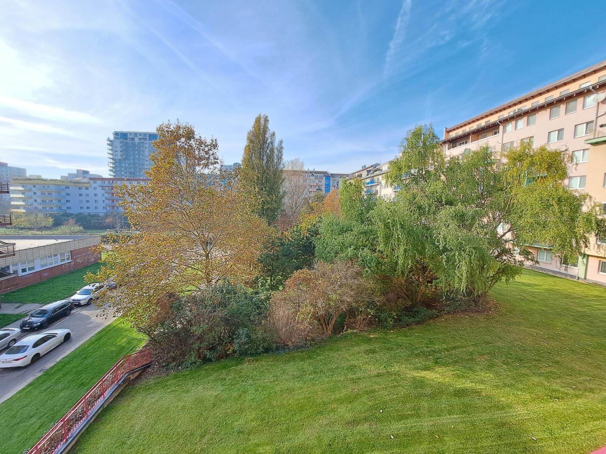 Garden-view Near Center Apartment *