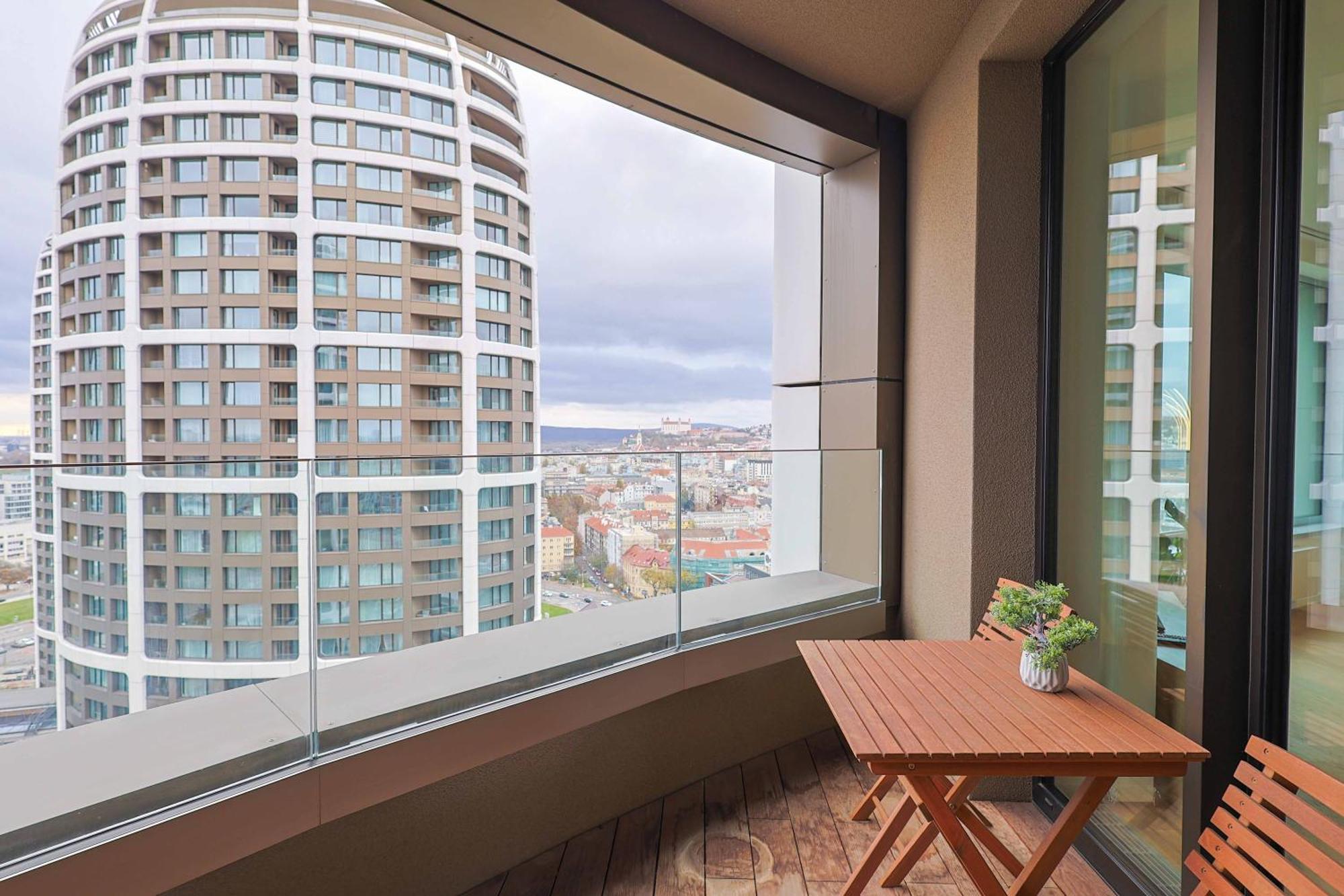 Skypark Tower 3-2 Bedroom Luxe With Free Parking Apartment Bratislava