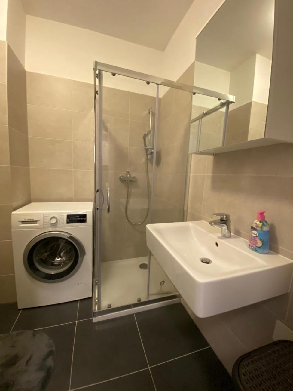 Fiaor Apartment, 1-2 Guests, Free Parking & Wifi, 7 Km Downtown, Bratislava