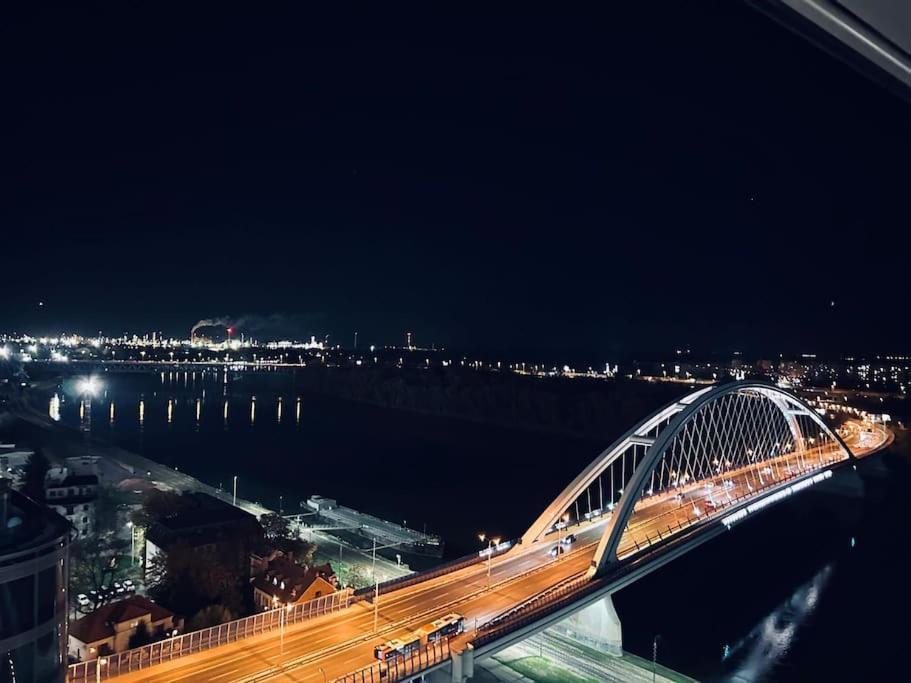 Euroveagreyluxury Apartment