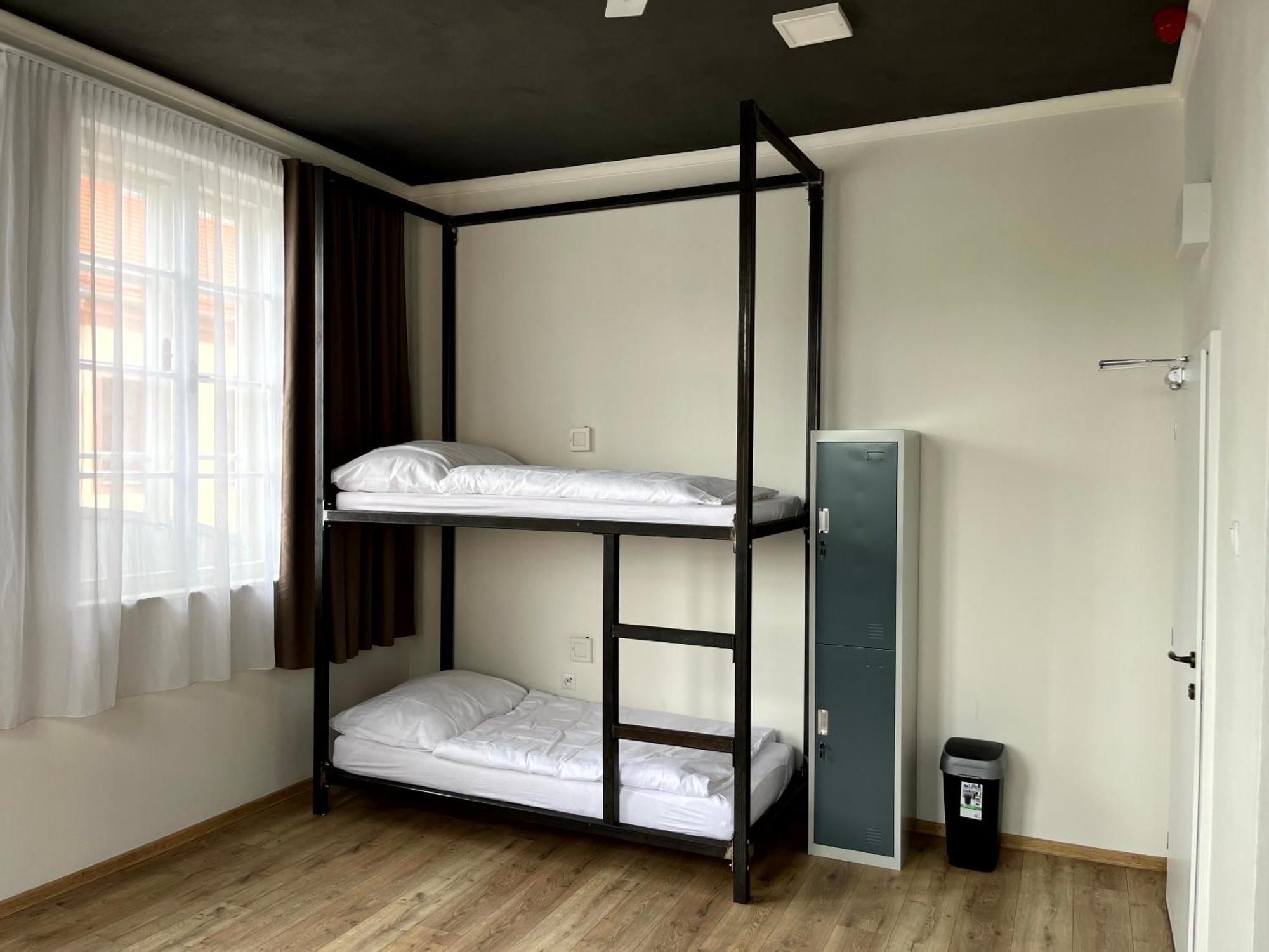 Waltz Hostel *