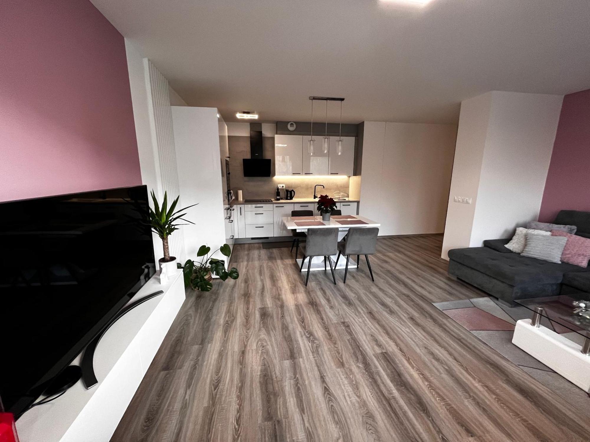 Large 75 M2 Next To Airport - Free Parking
