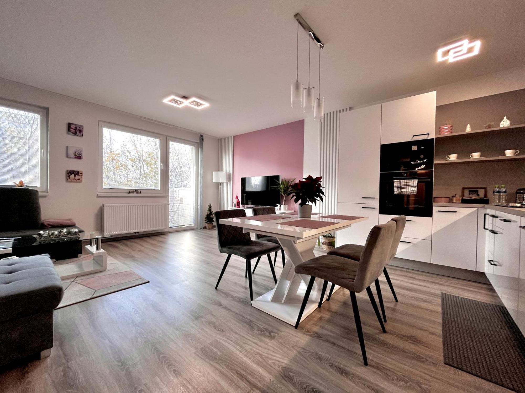 Large 75 M2 Next To Airport - Free Parking Apartment *