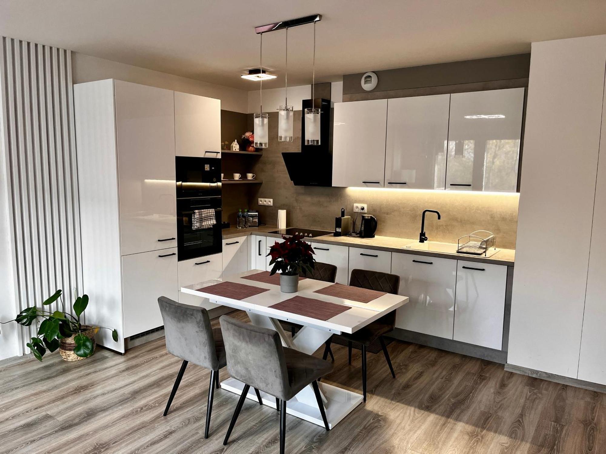 Large 75 M2 Next To Airport - Free Parking Apartment Bratislava