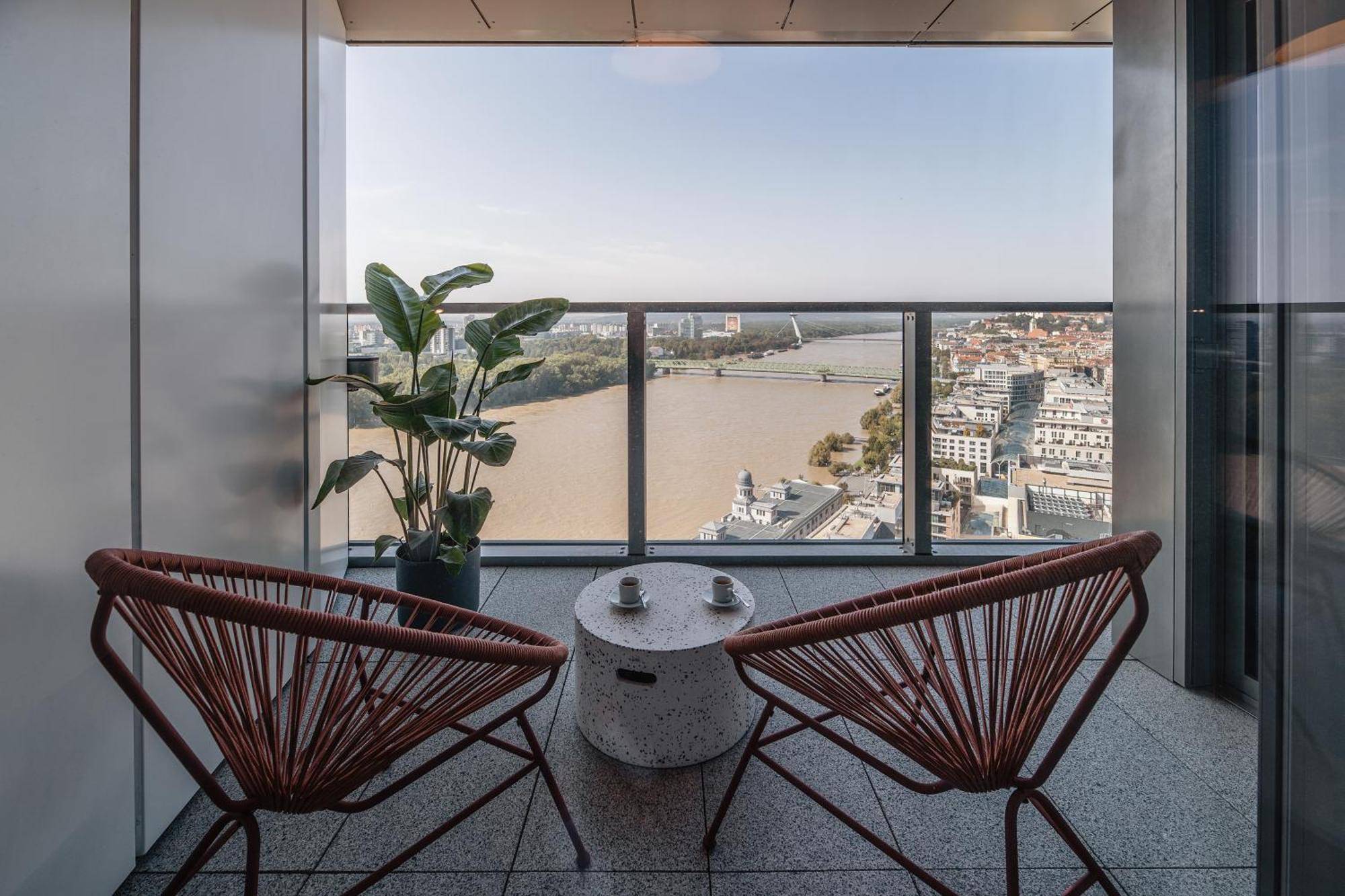 Premium Suite, River & Old Town View,free Parking