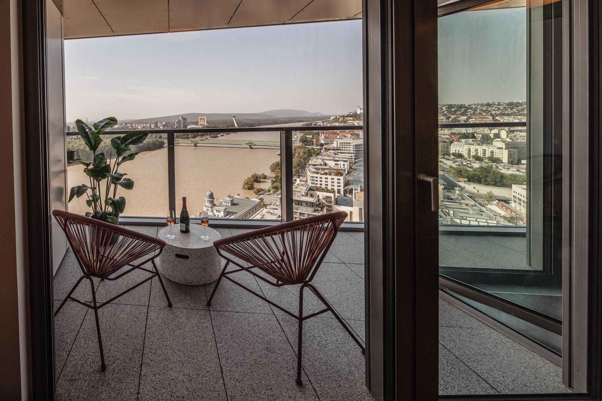 Premium Suite, River & Old Town View,free Parking Apartment *