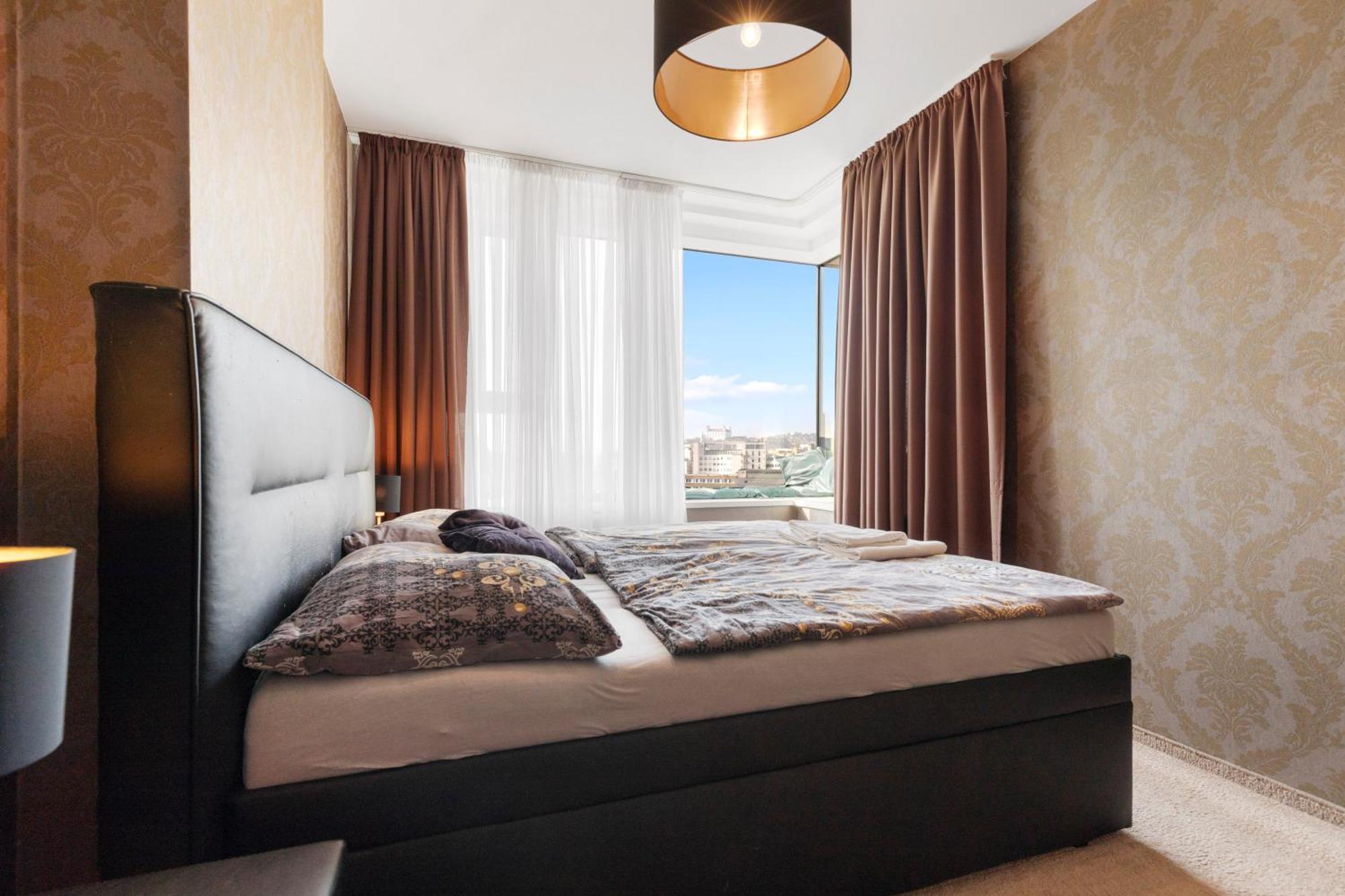 Panorama In Downtown Area With Free Parking And Castle View * Bratislava